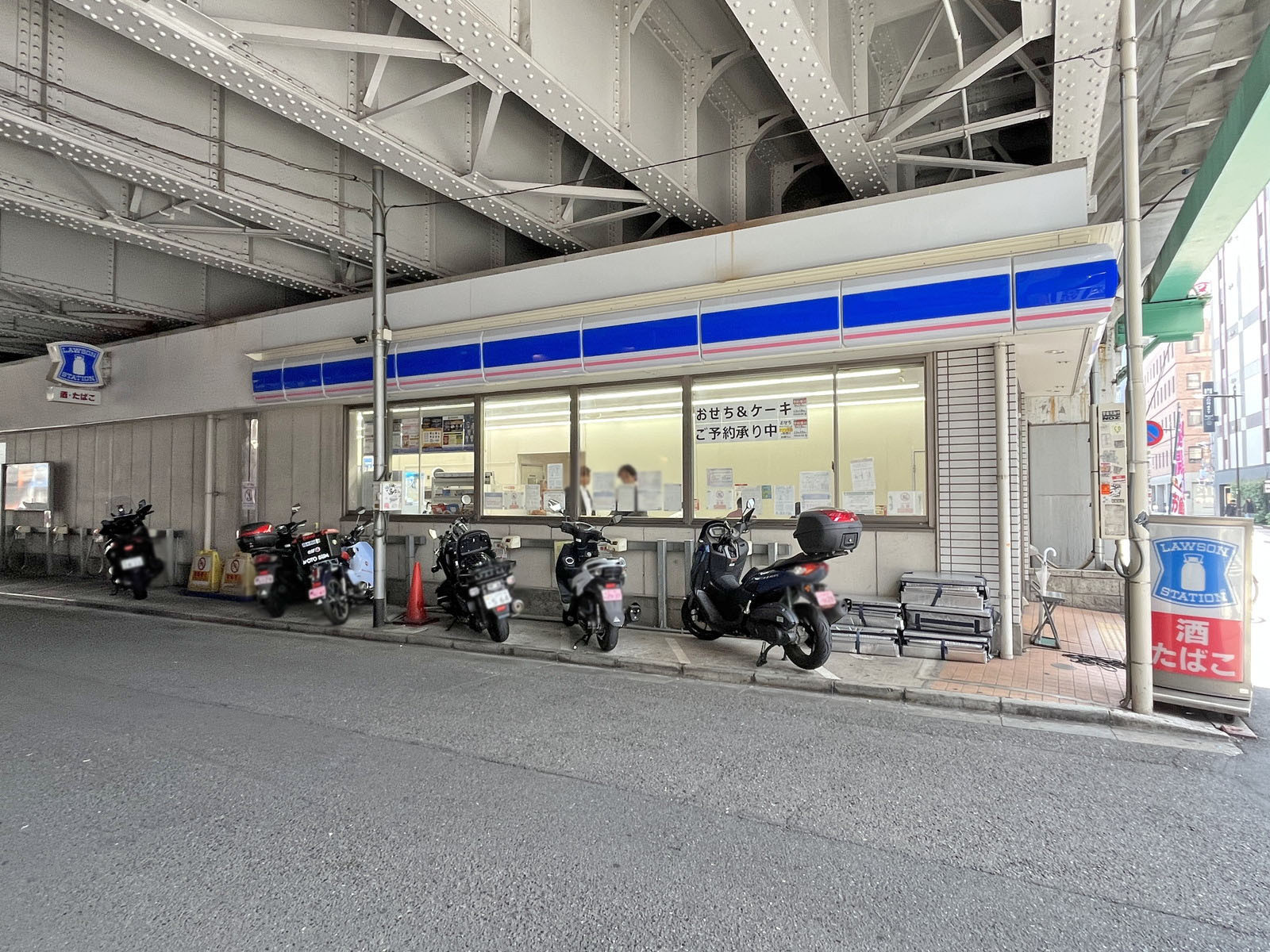 徒歩2分のローソン 上野五丁目店