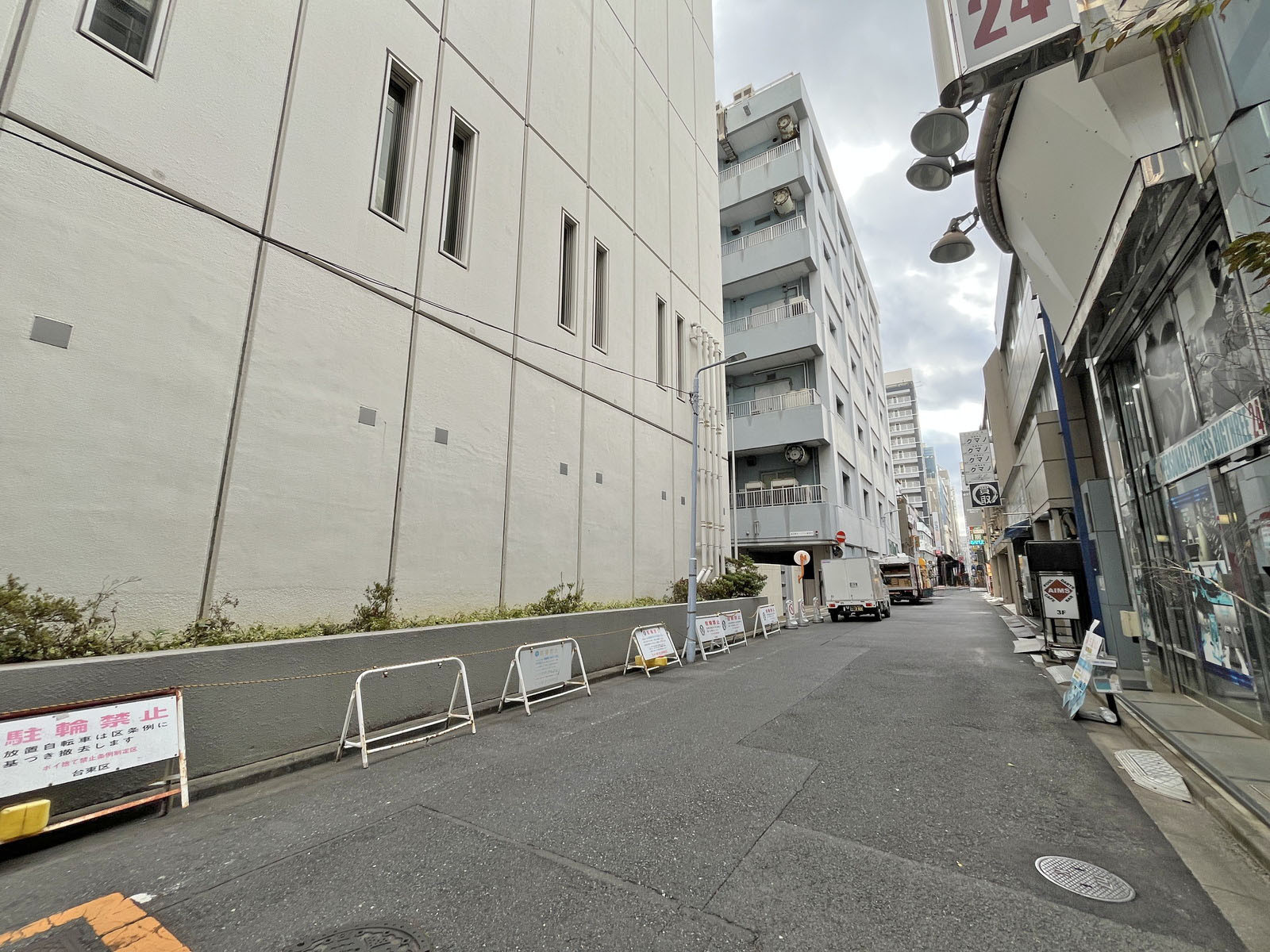 三宝ビル前面のルビーストリート