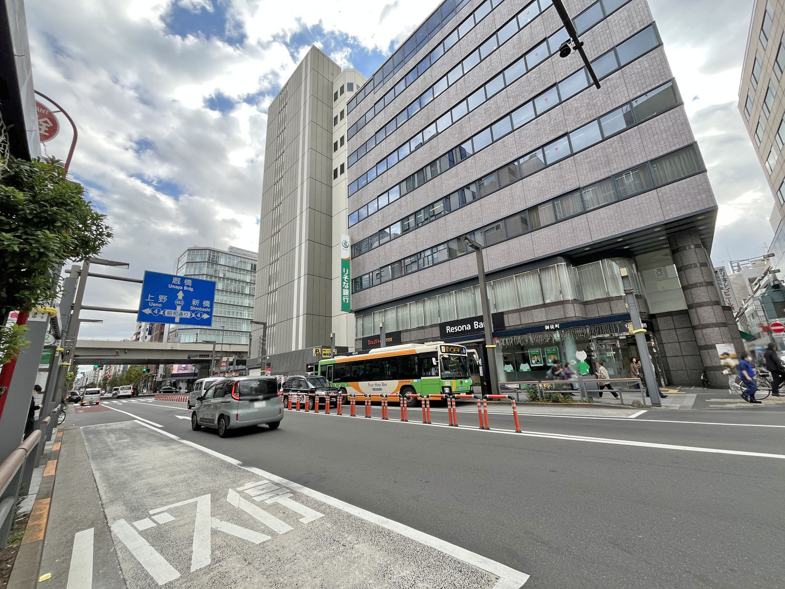 十仁ビル前面の春日通り