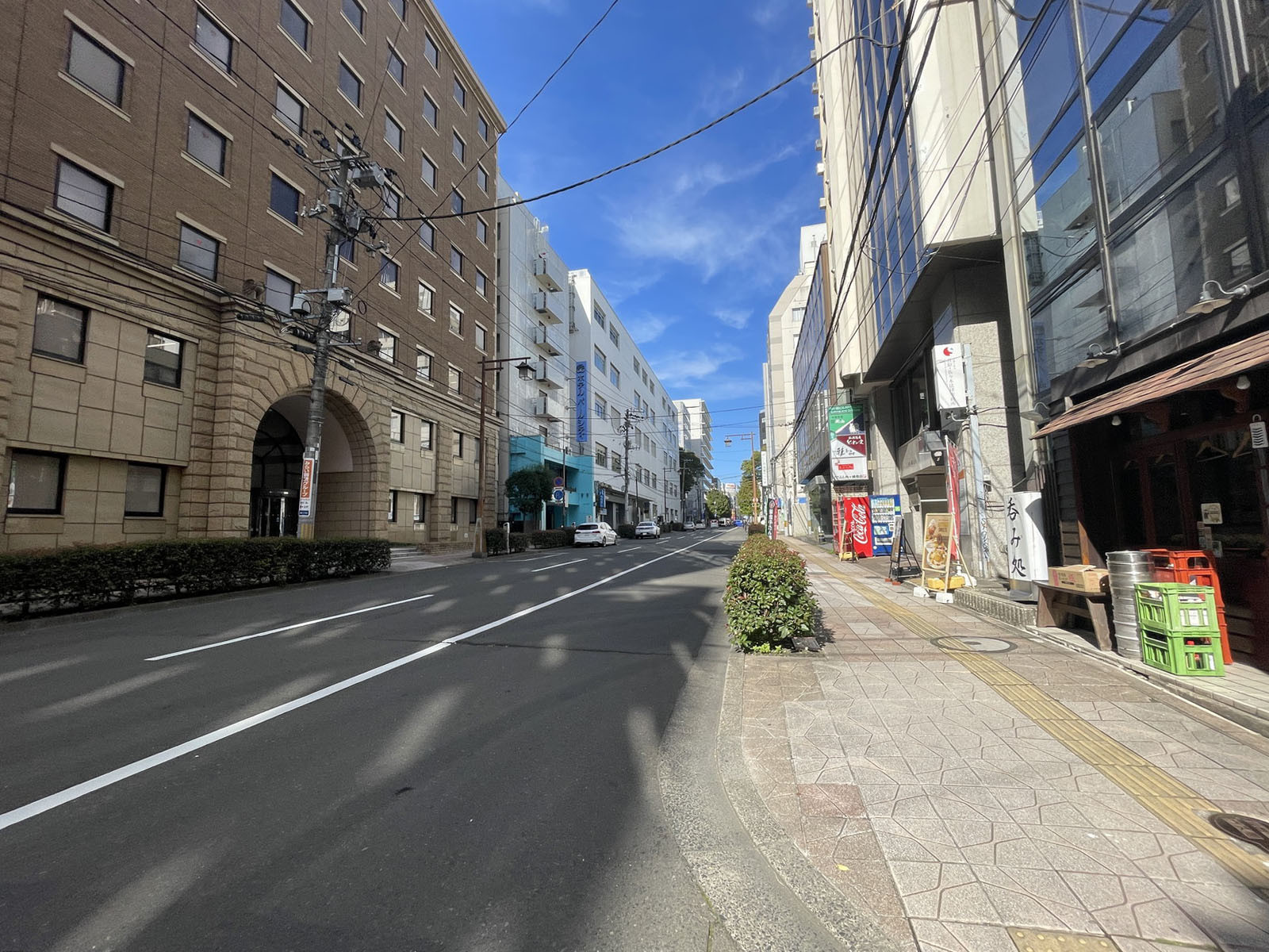 シントウビル前面の通り