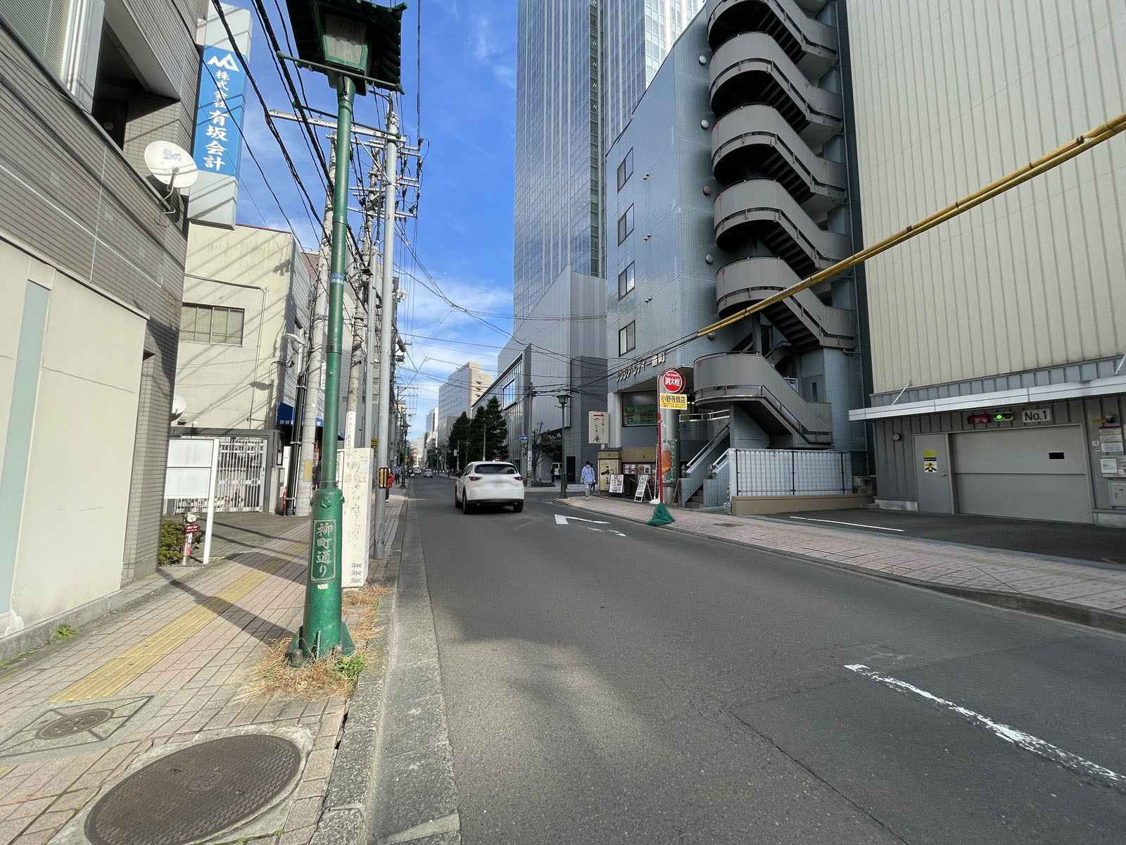 一番町SUZUKIビル前面の通り