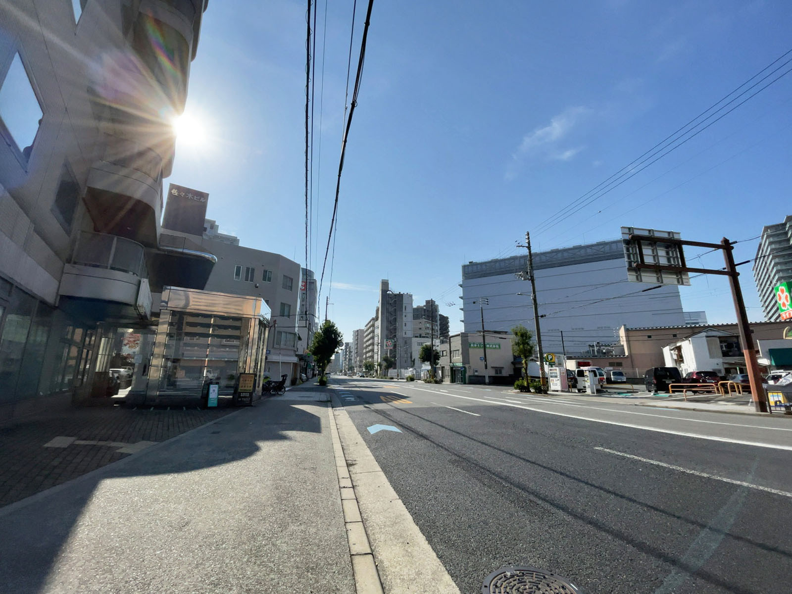 プレジャーズコーポレーションビル前面の通り
