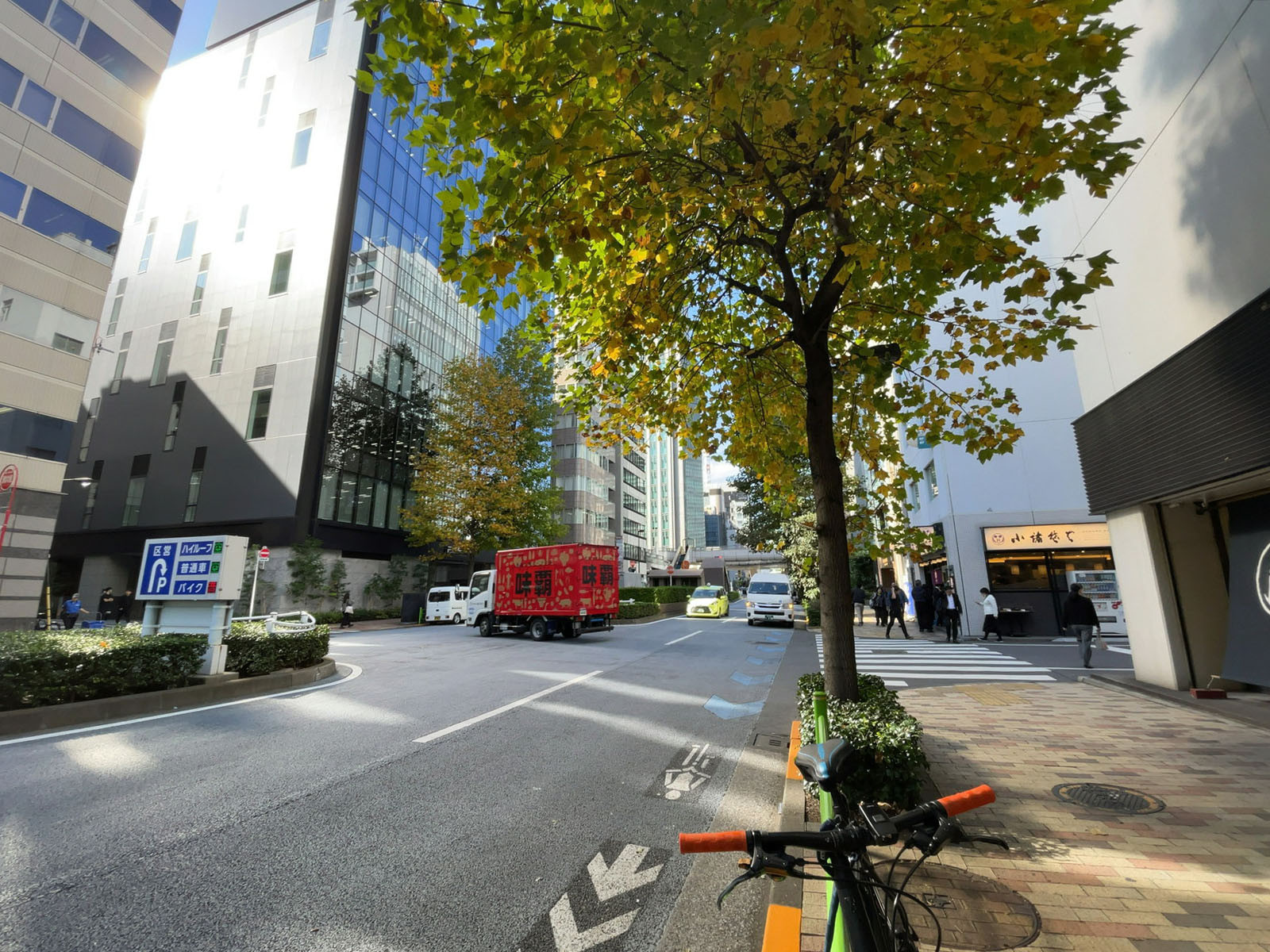 清月堂本店ビル前面の通り