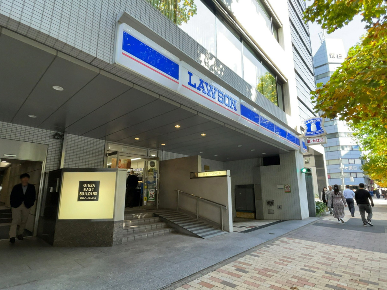 徒歩1分のローソン 銀座七丁目店
