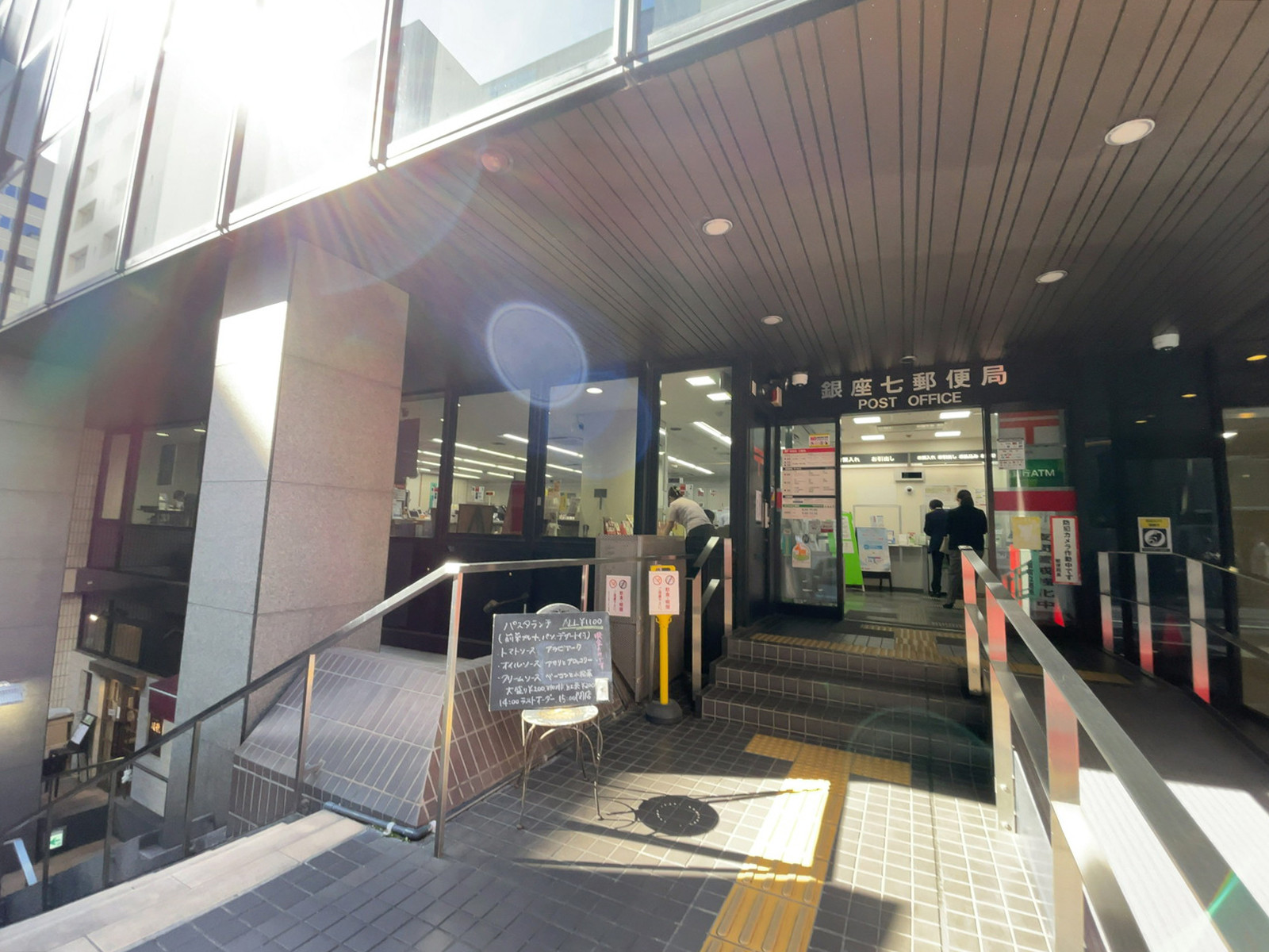 徒歩1分の銀座七郵便局
