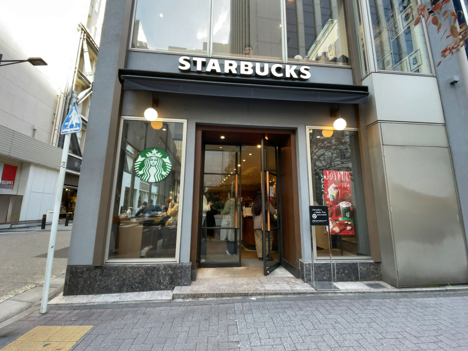 徒歩2分のスターバックス コーヒー 銀座松屋通り店
