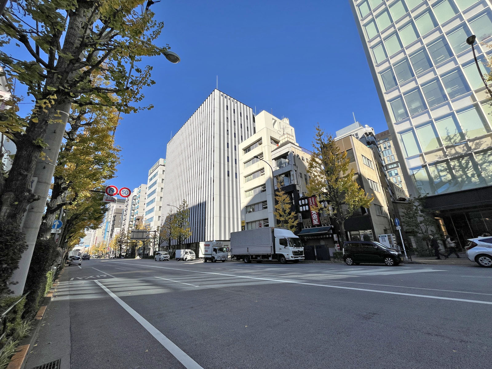 神保町1丁目ビル前面の白山通り