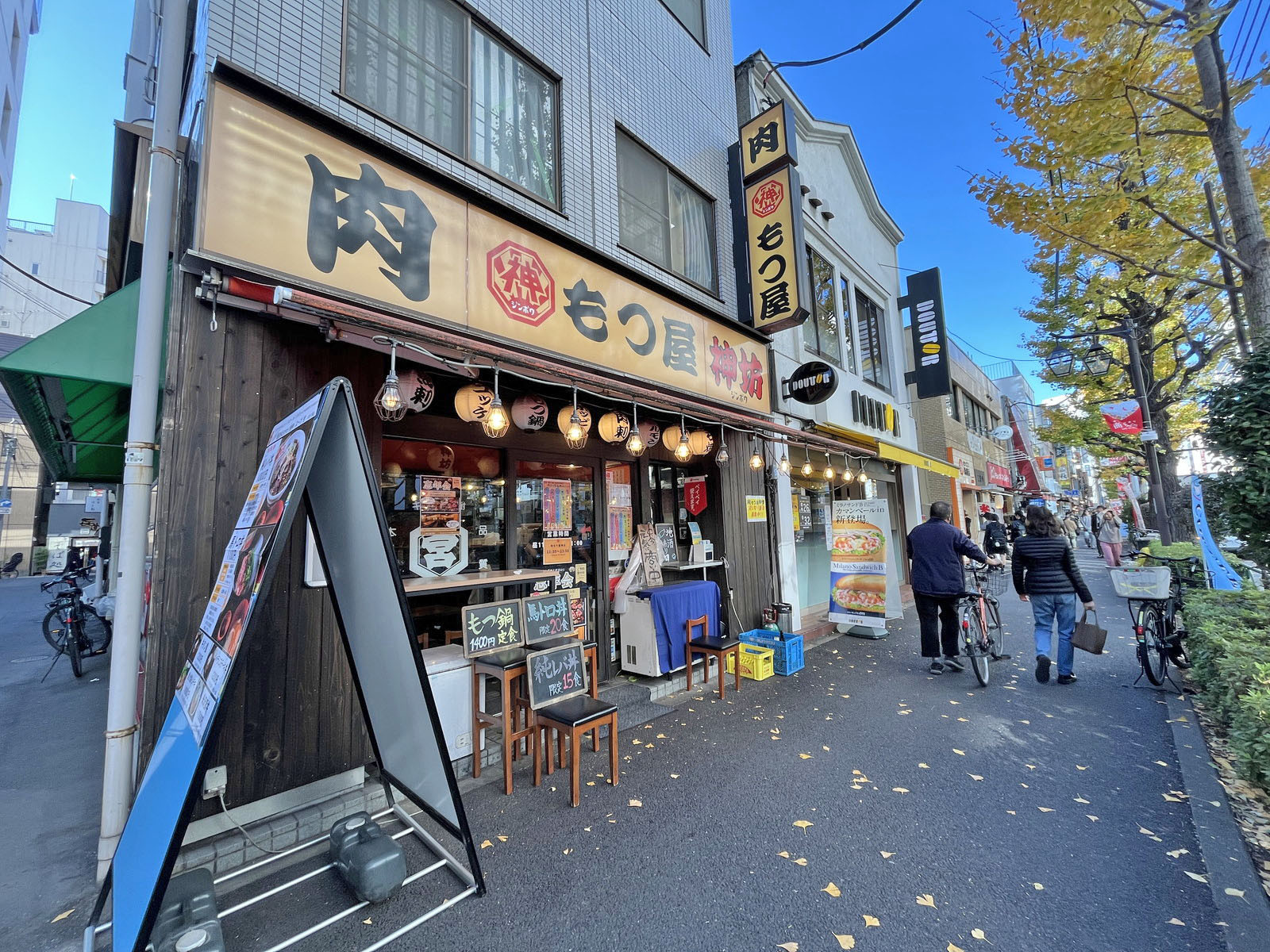 付近には飲食店が充実