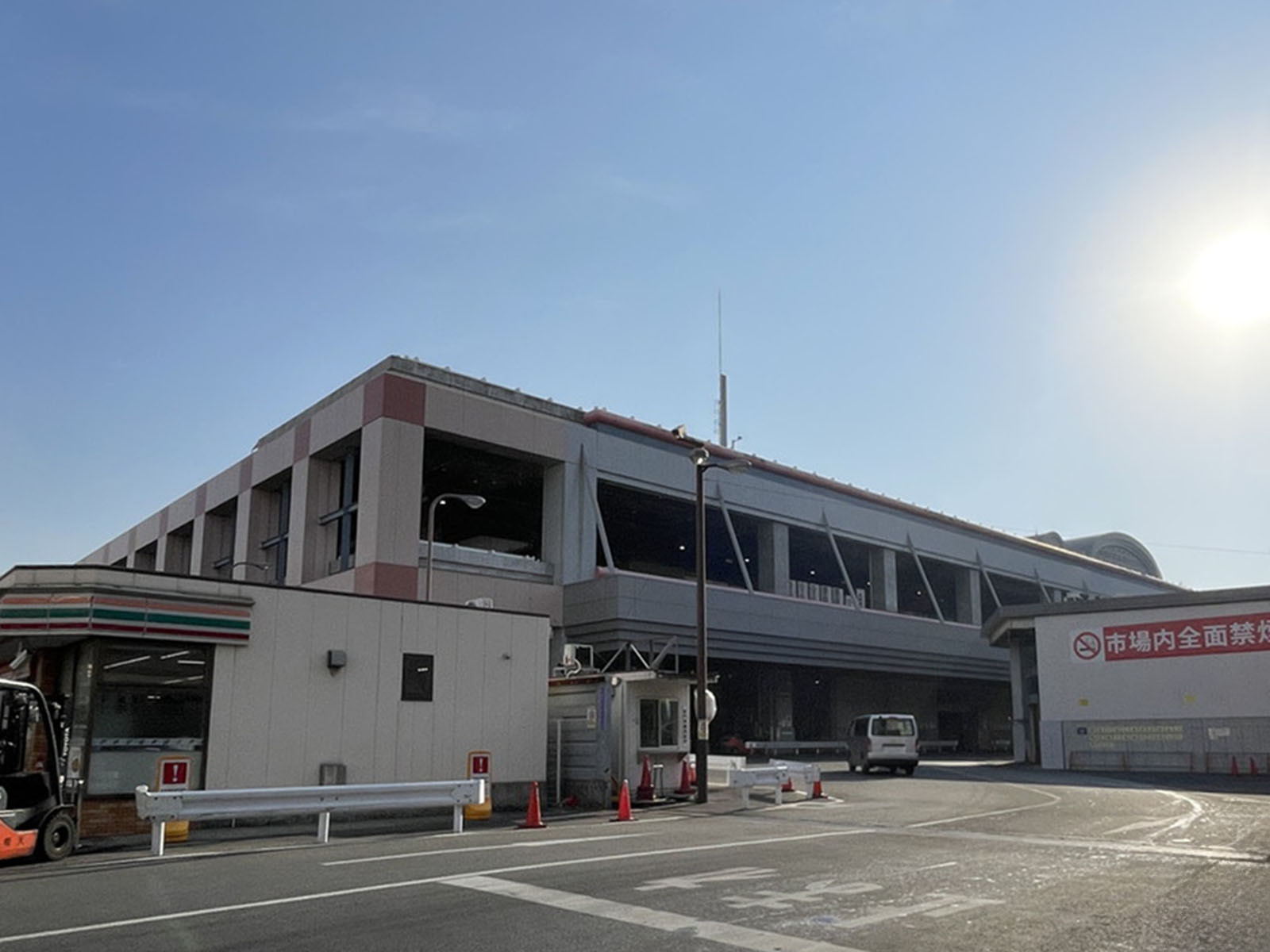 向かいの大阪市中央卸売市場 本場