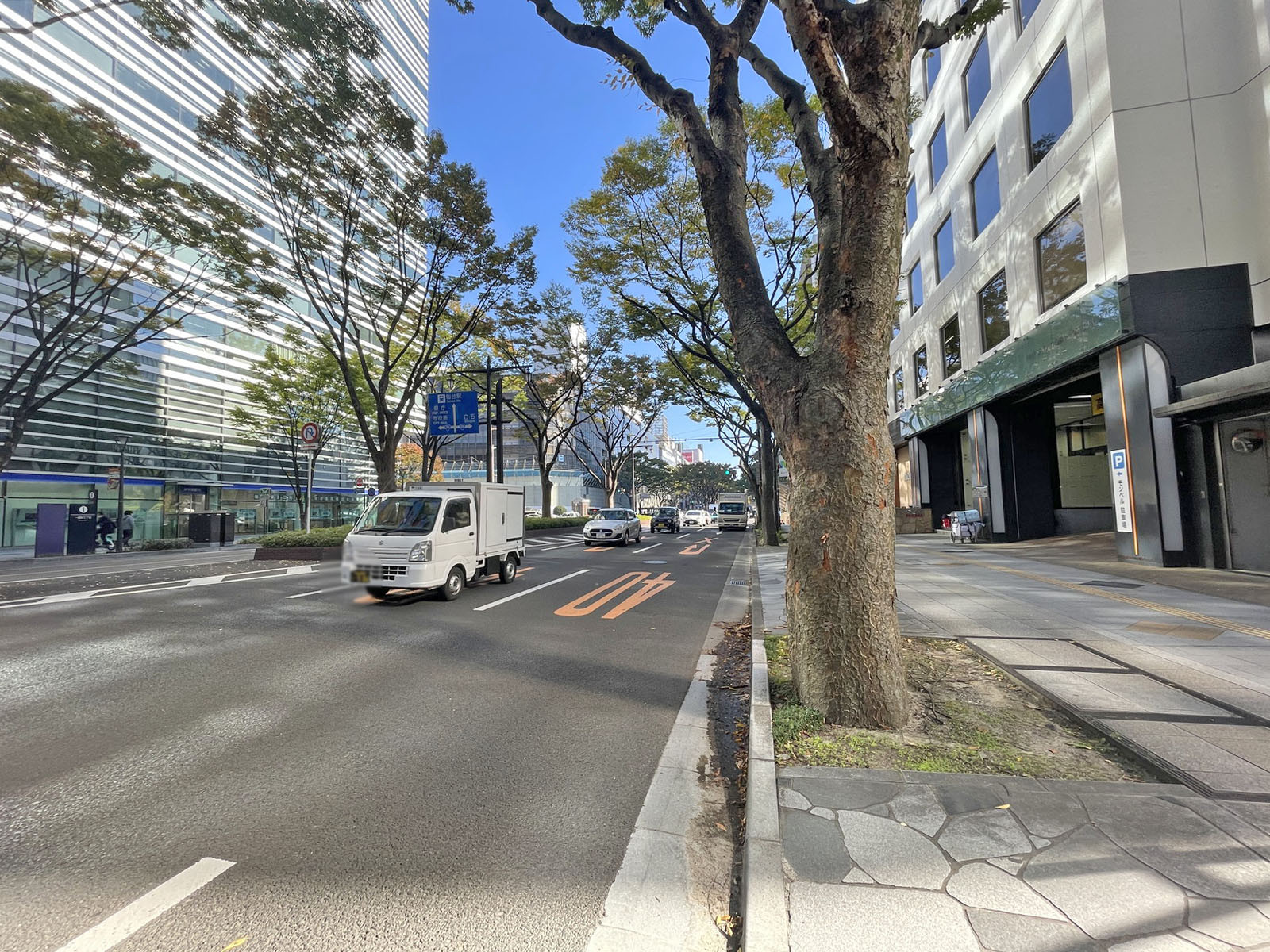 仙台銀行ビル前面の青葉通