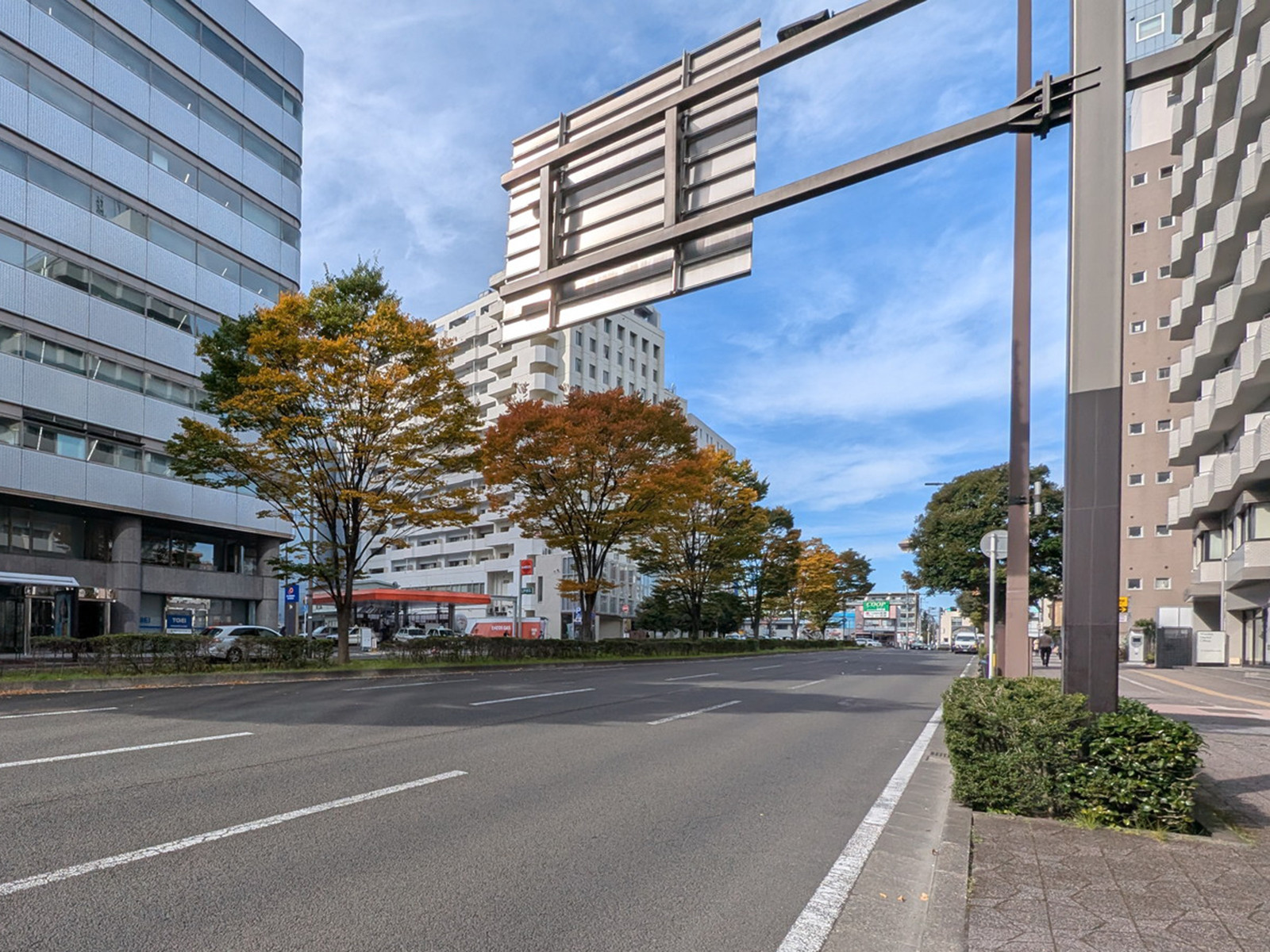 ウエスト花京院ビル前面の駅前通