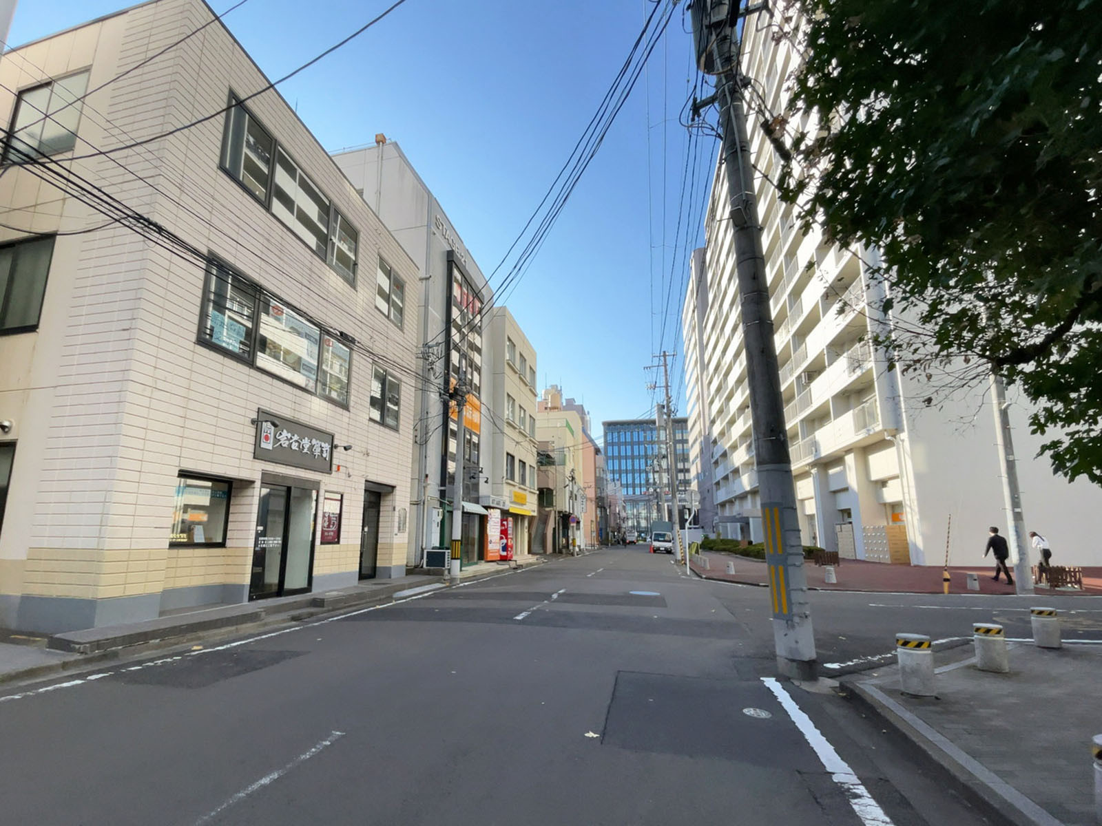 オーケービル前面の通り