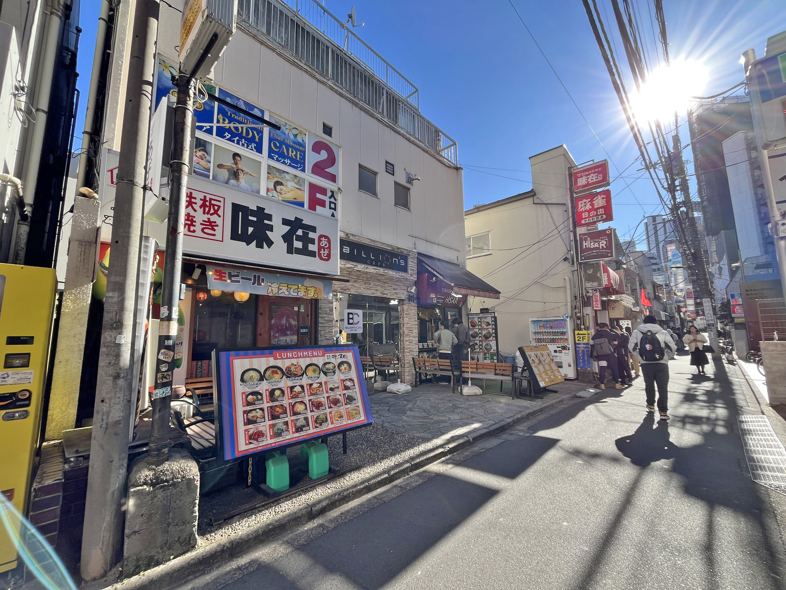 付近には飲食店が充実