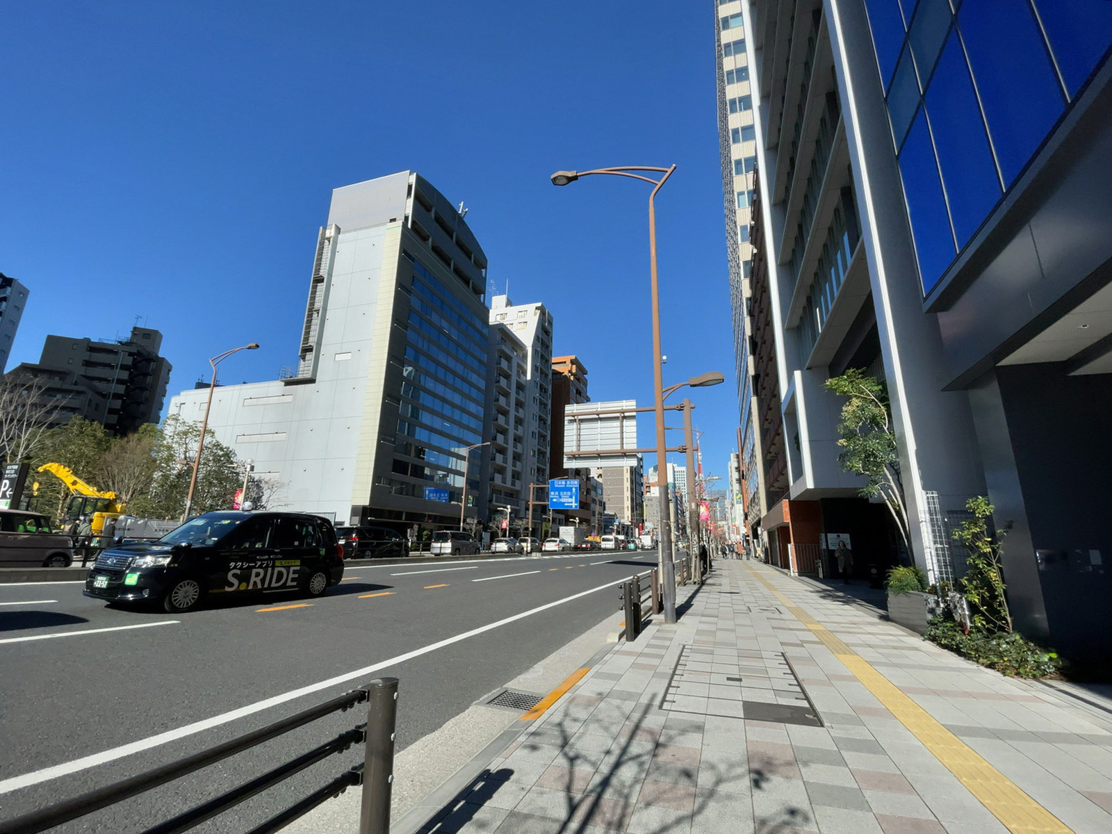 PMO田町4前面の三田通り