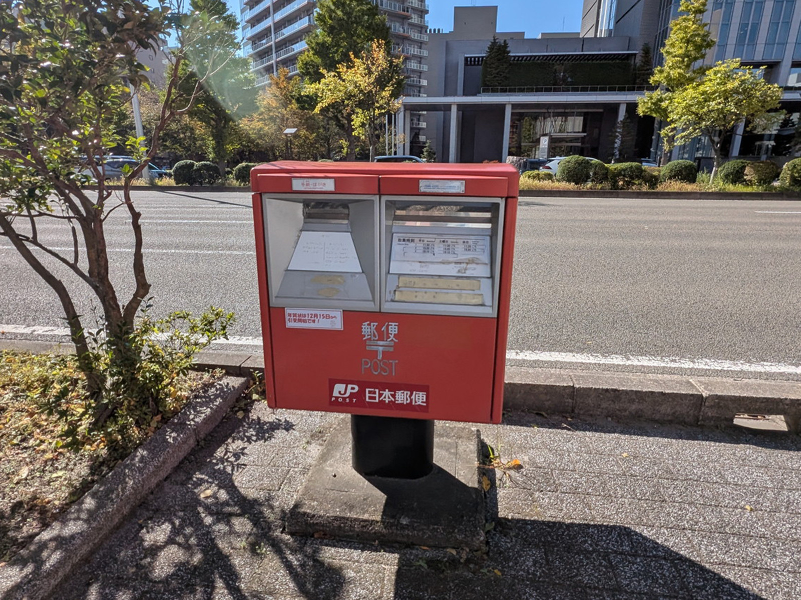 ビル前の郵便ポスト