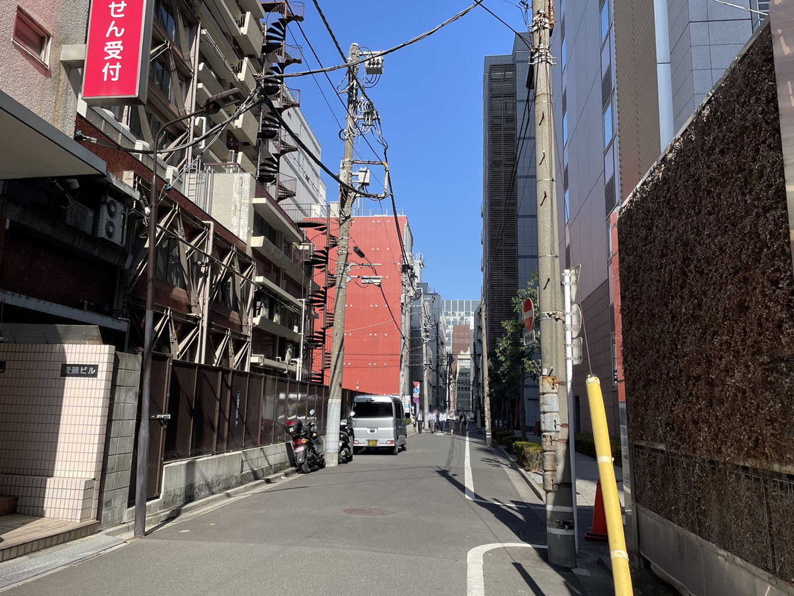 メディコ西新橋ビル前面の通り