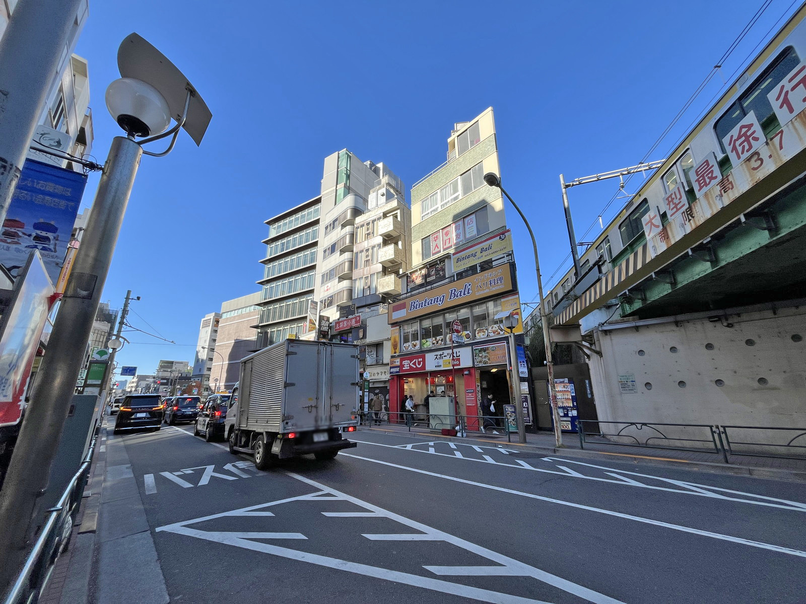 大久保センタービルビル前面の大久保通り