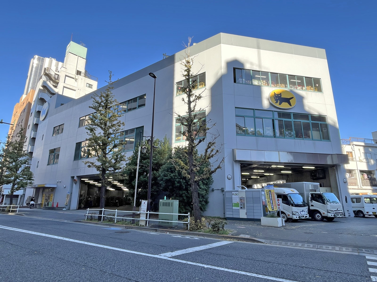 同じ並びのヤマト運輸 新宿百人町営業所