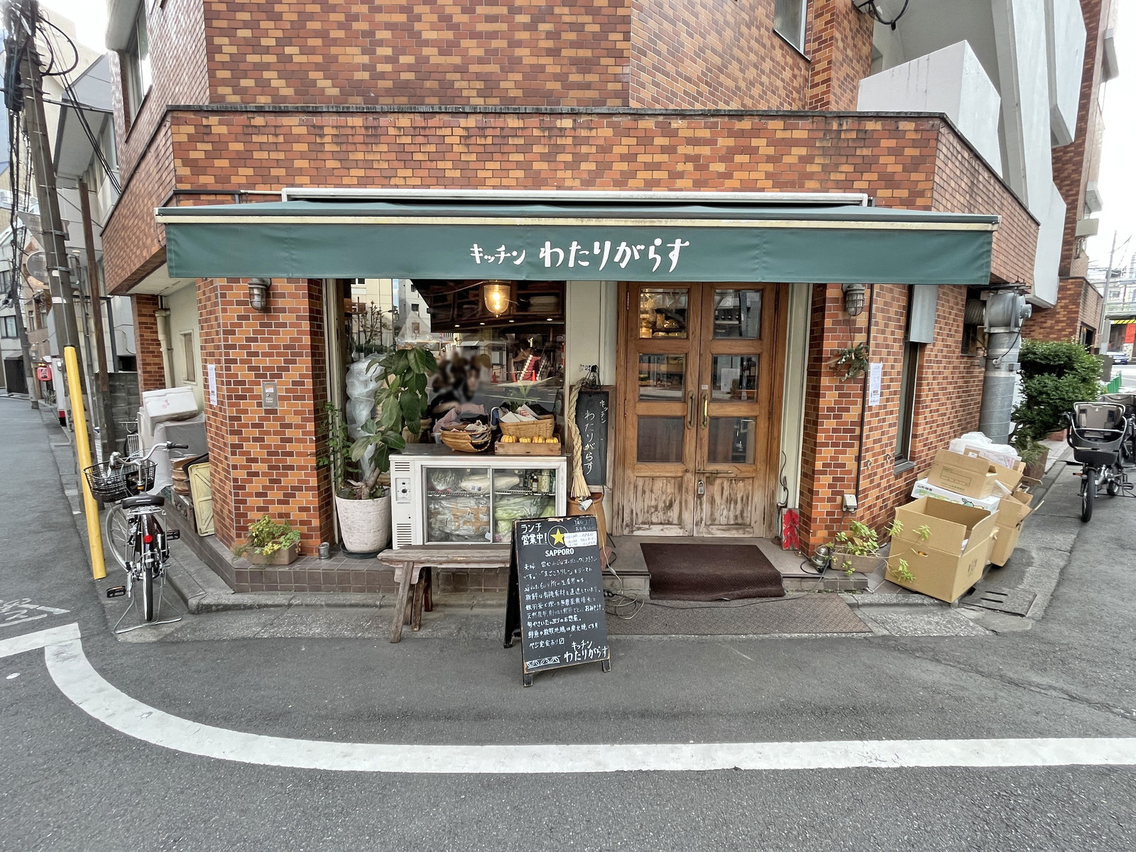 同じ並びのキッチン わたりがらす