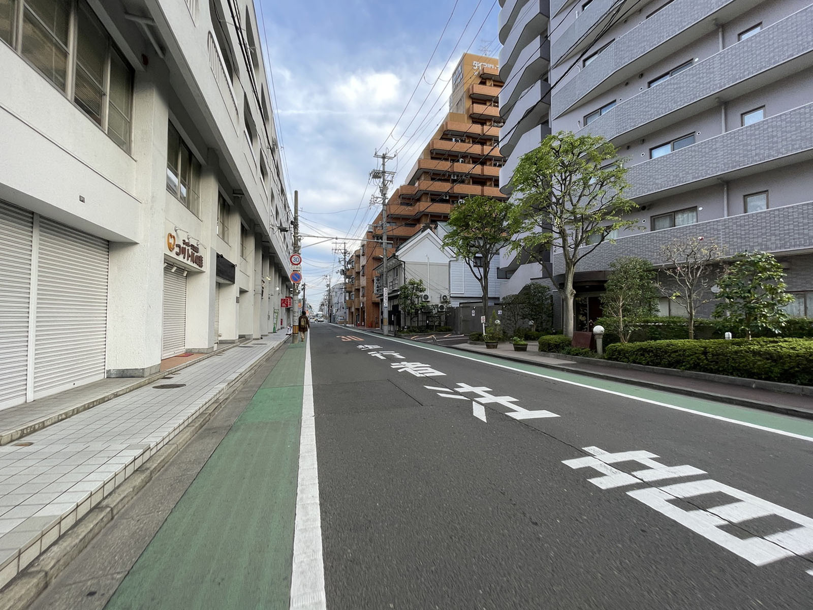 第三ショーケービル前面の通り