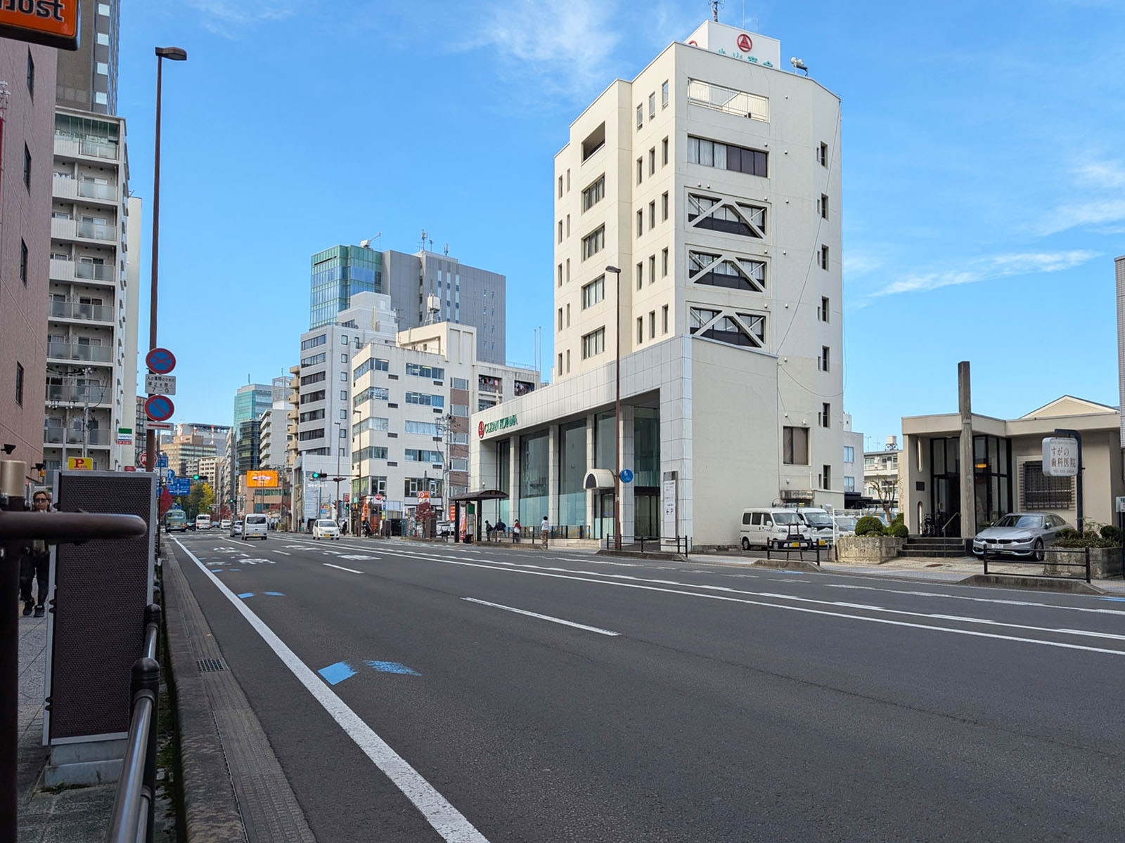 ダイワ旭ビル前面の花京院通