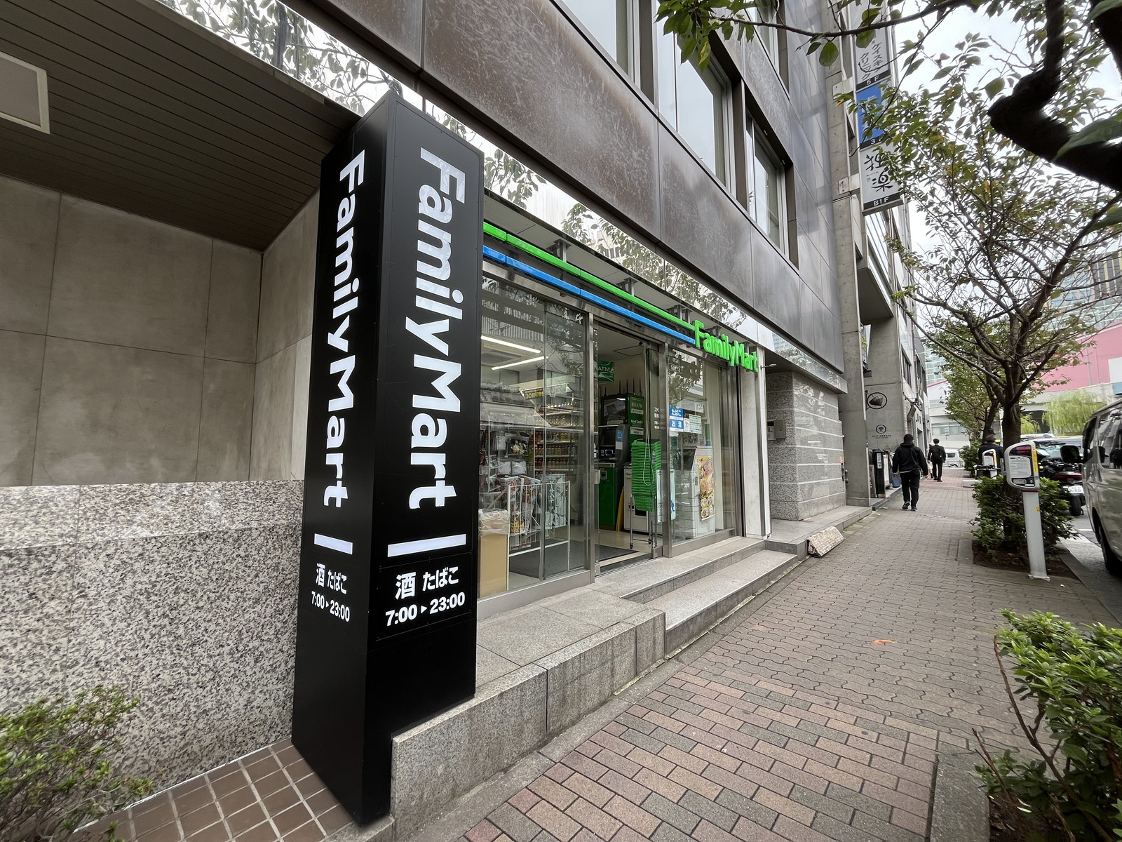 徒歩1分のファミリーマート 銀座桜通り店