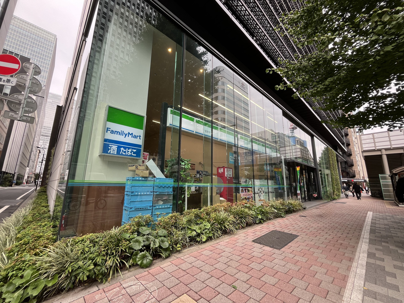 徒歩1分のファミリーマート 宝町店