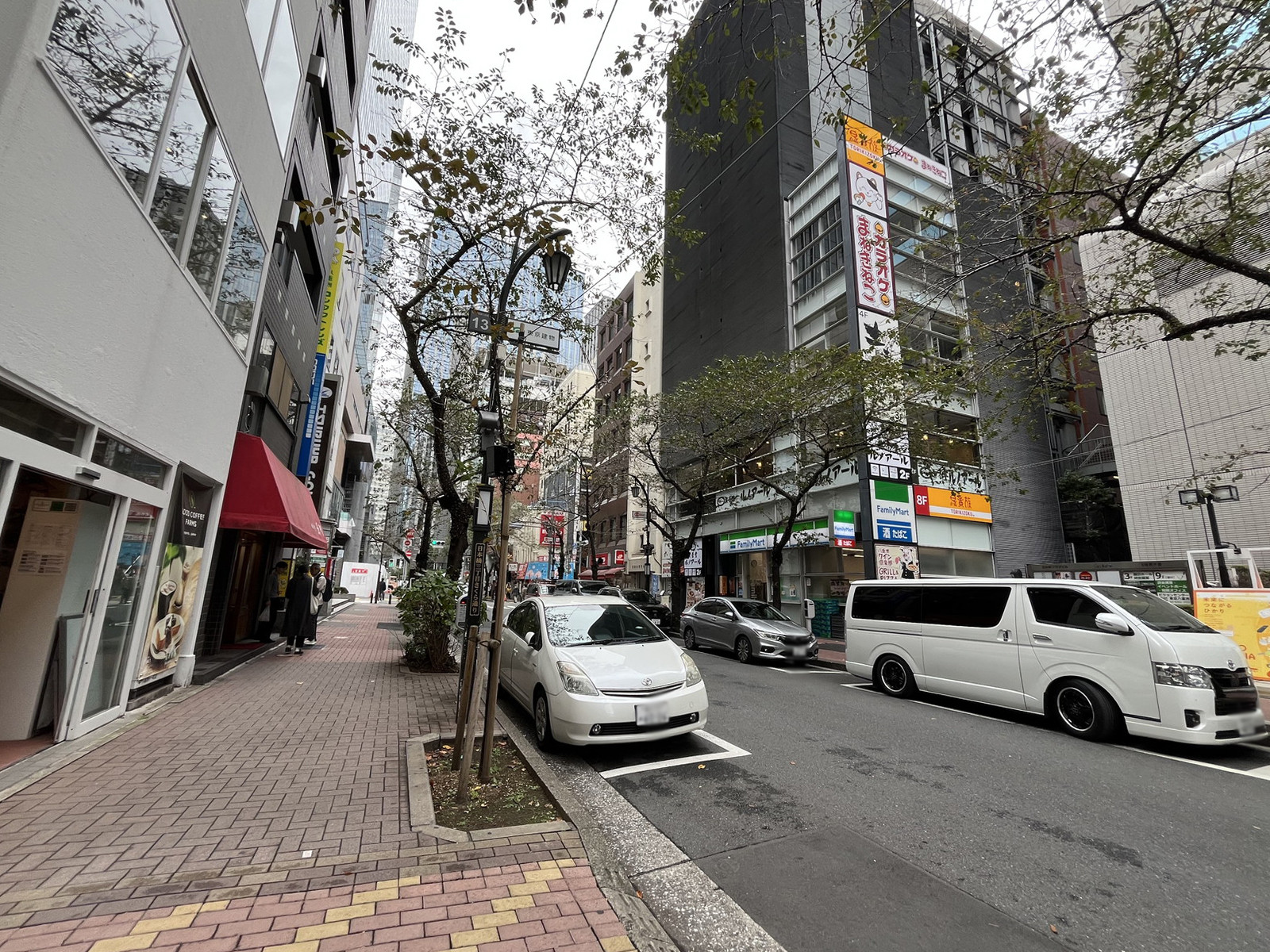 日本橋さくらビル前面の通り