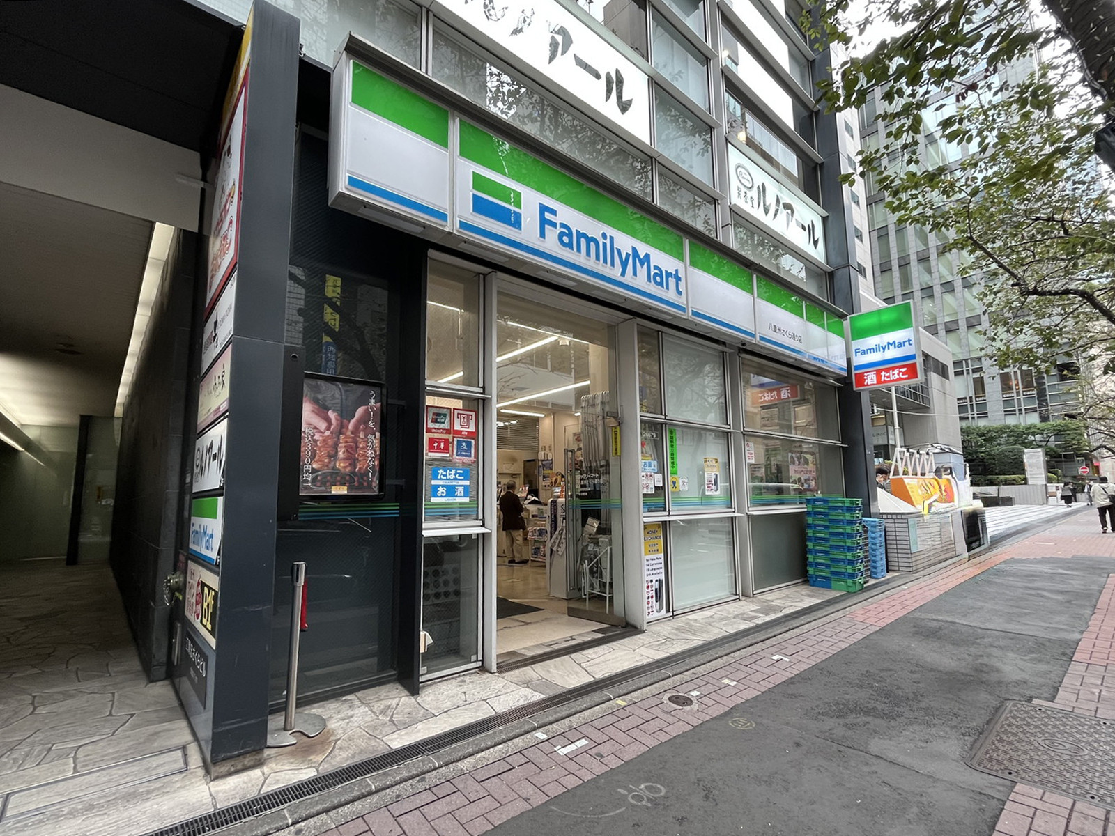 徒歩1分のファミリーマート 八重洲さくら通り店