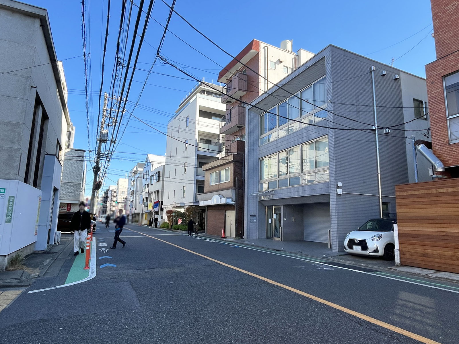 烏山ビル前面の旧甲州街道