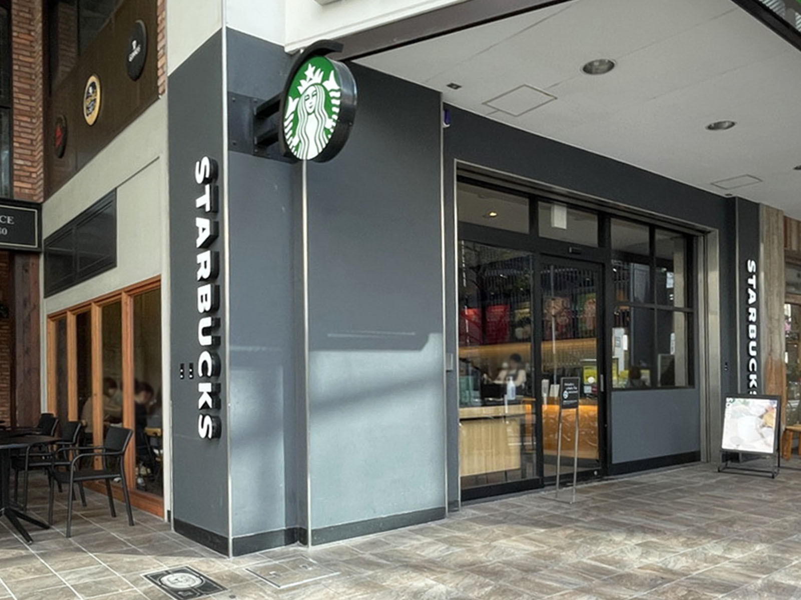 向かいにあるスターバックス コーヒー 京阪京橋駅片町口店
