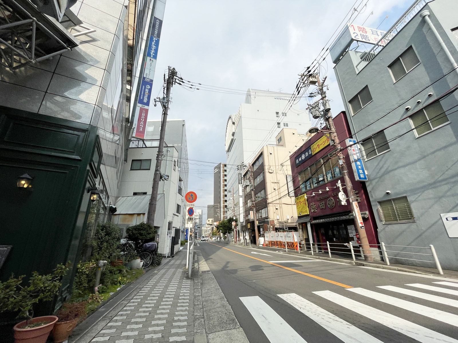 ワタヤコスモスビル前面の通り