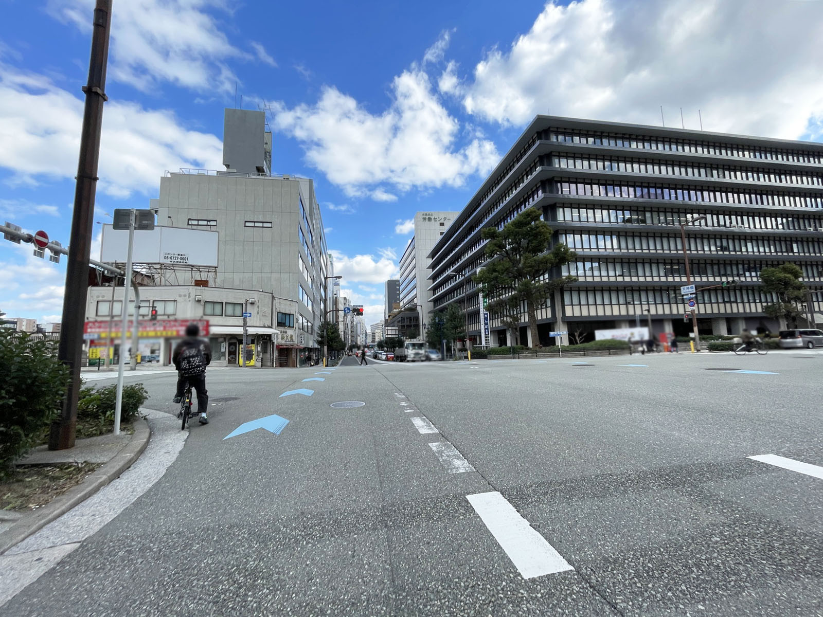 アクアタワー前面の通り