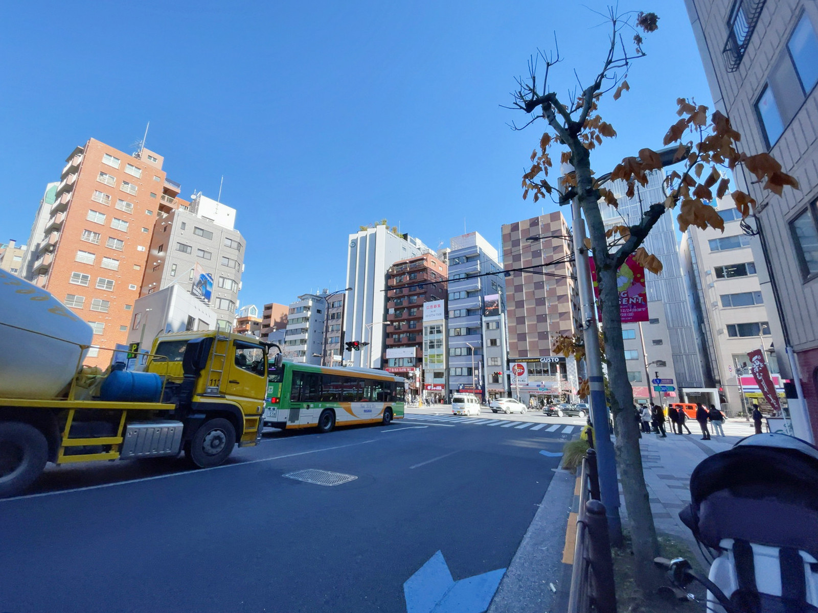 三田マルハチビルヂング前面の桜田通り