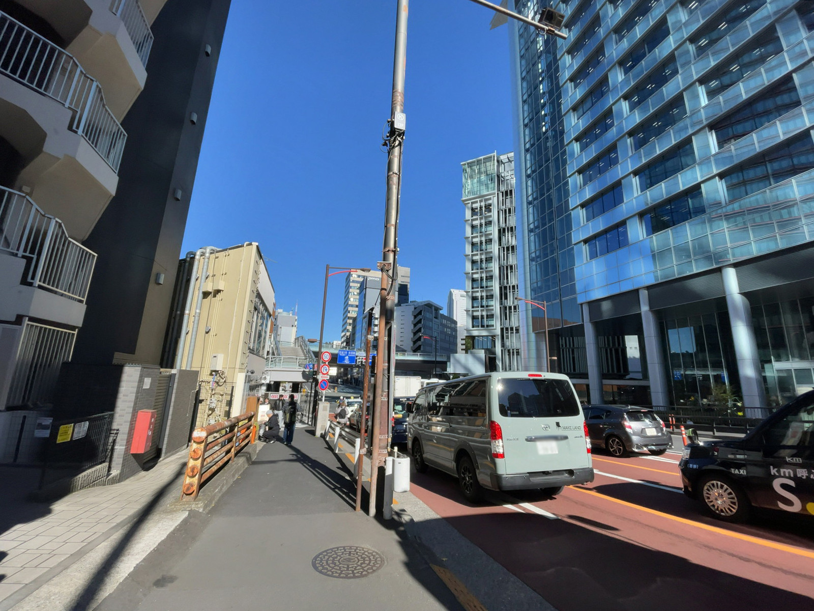 CROSS三田前面の通り