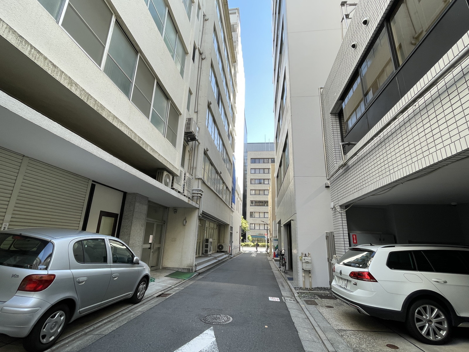 白川ショールームビル前面の通り