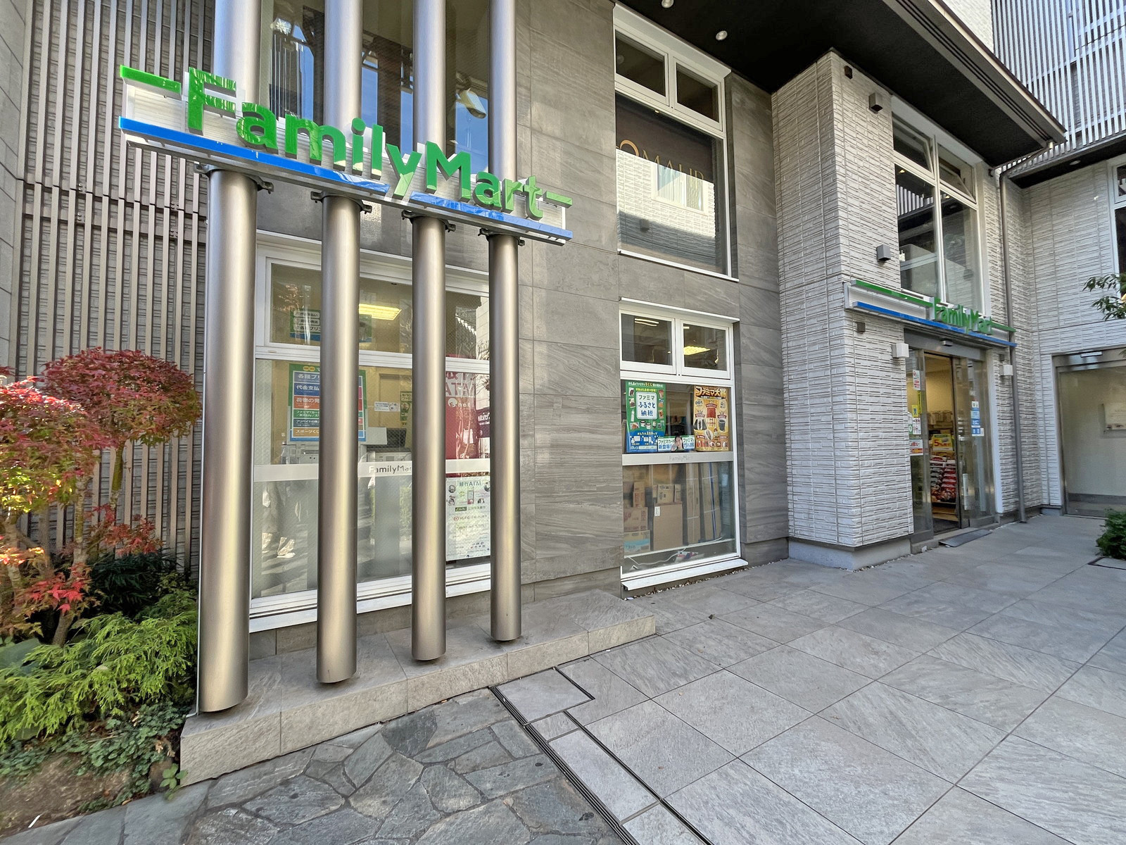 徒歩3分のファミリーマート 神宮前五丁目南店