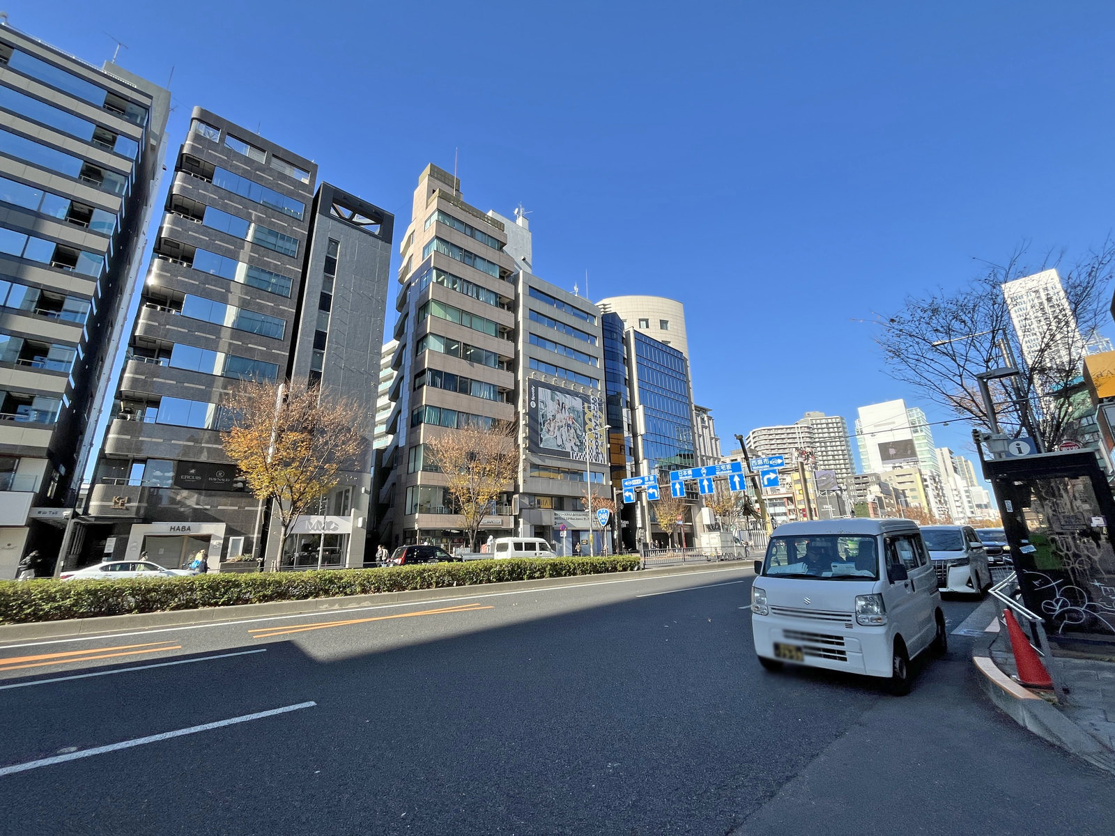 KFIビル前面の青山通り