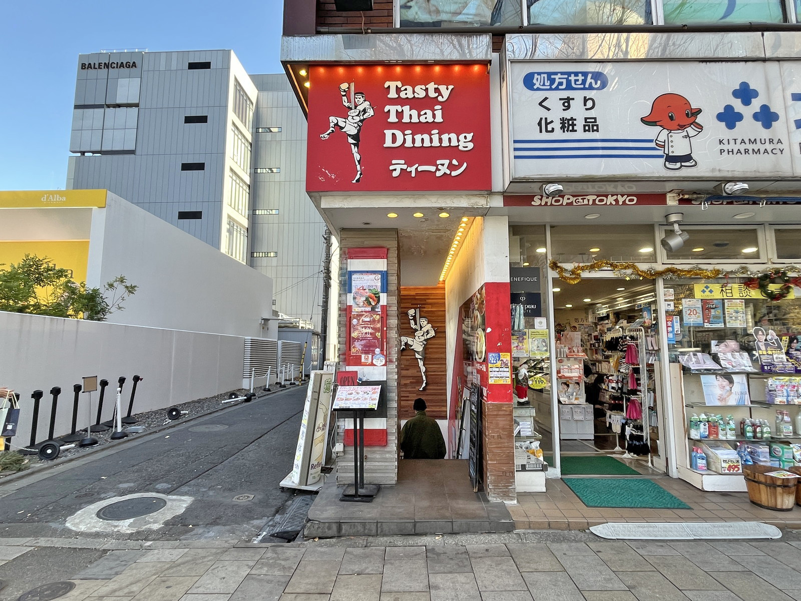 向かいの通りのタイ料理 ティーヌン青山店