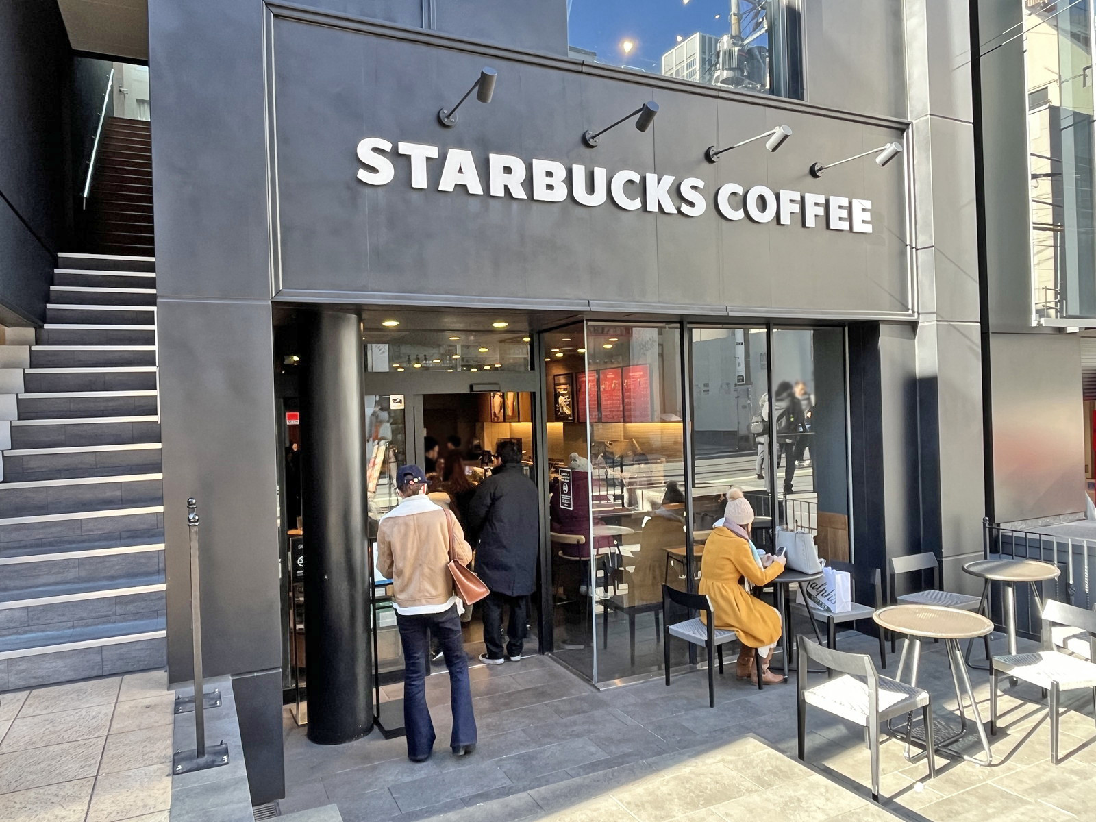 徒歩3分のスターバックスコーヒー 表参道 神宮前4丁目店