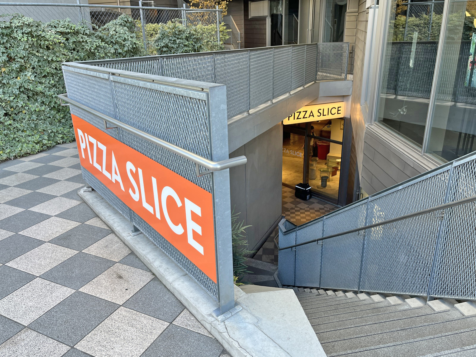 徒歩2分のPIZZA SLICE CAT STREET