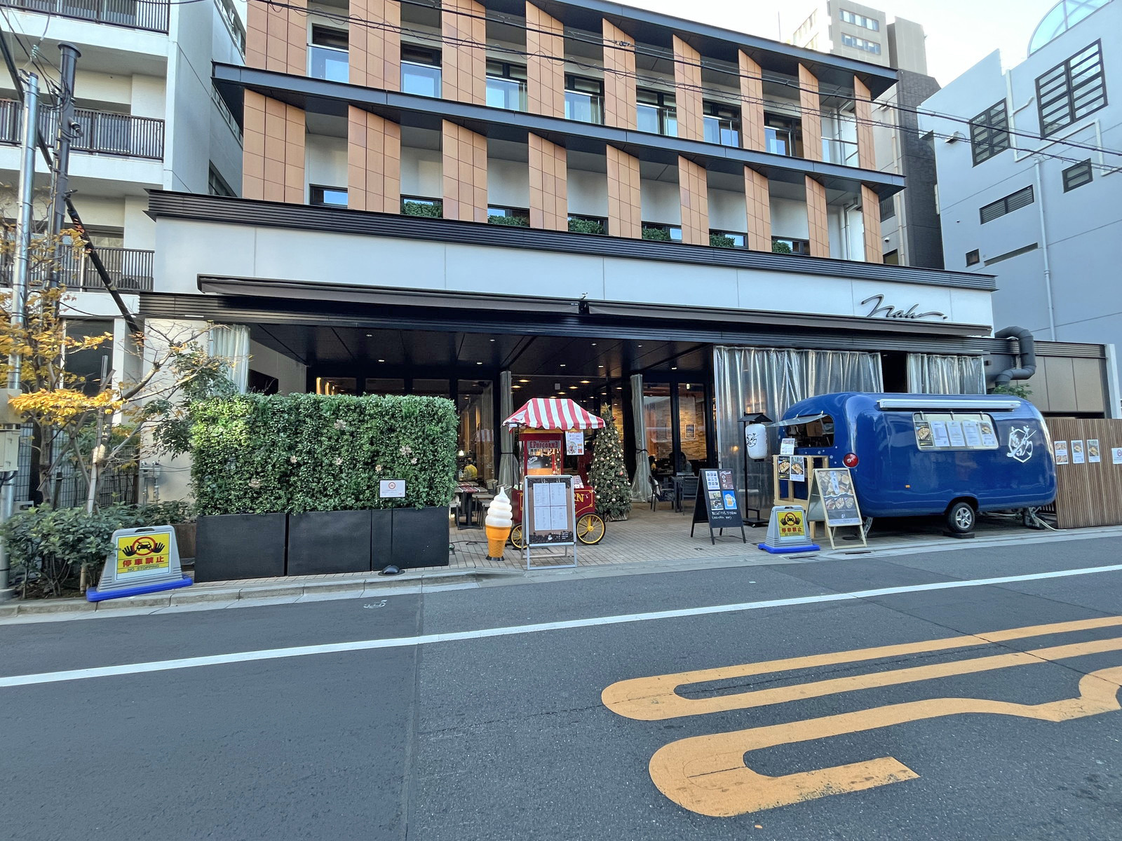 徒歩1分のカフェ ELUR