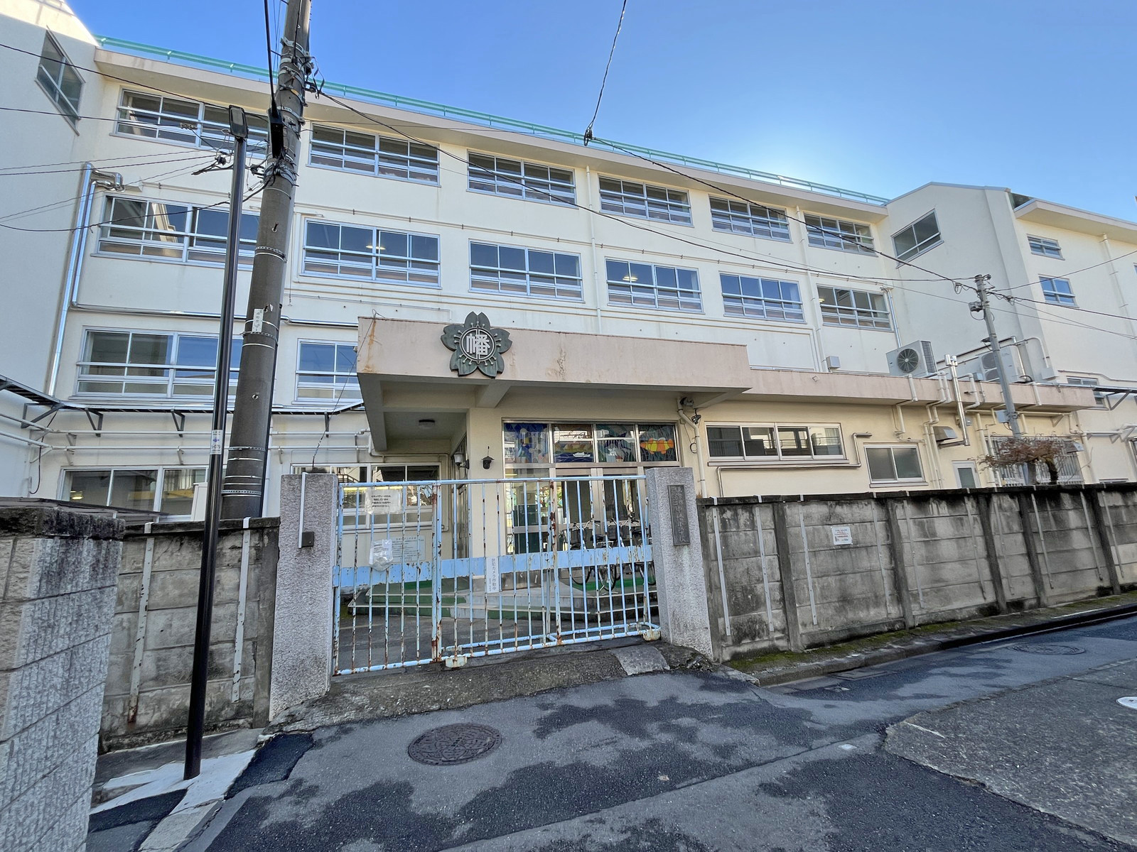 裏手の中幡小学校