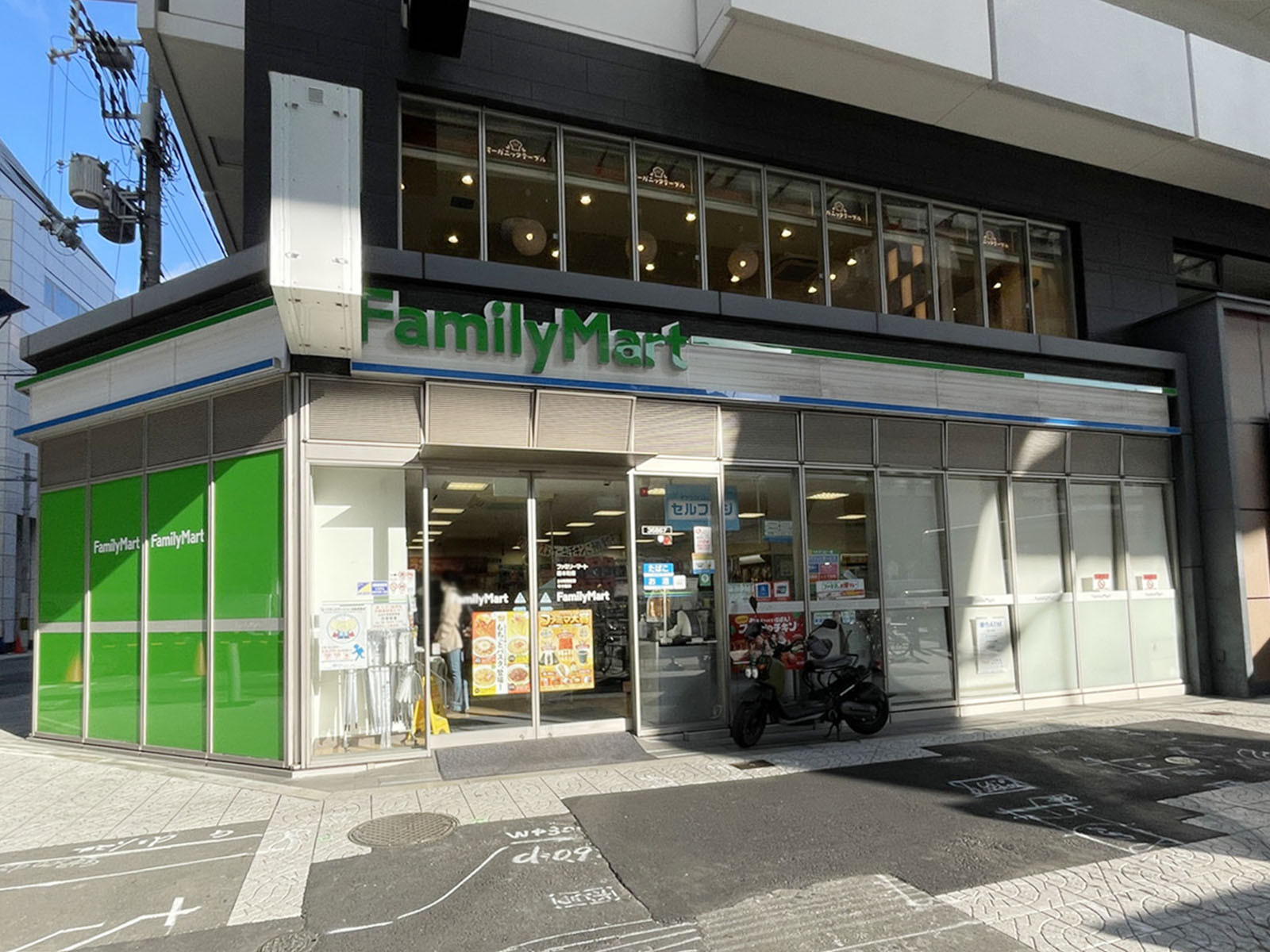 斜め向かいにあるファミリーマート 西本町店