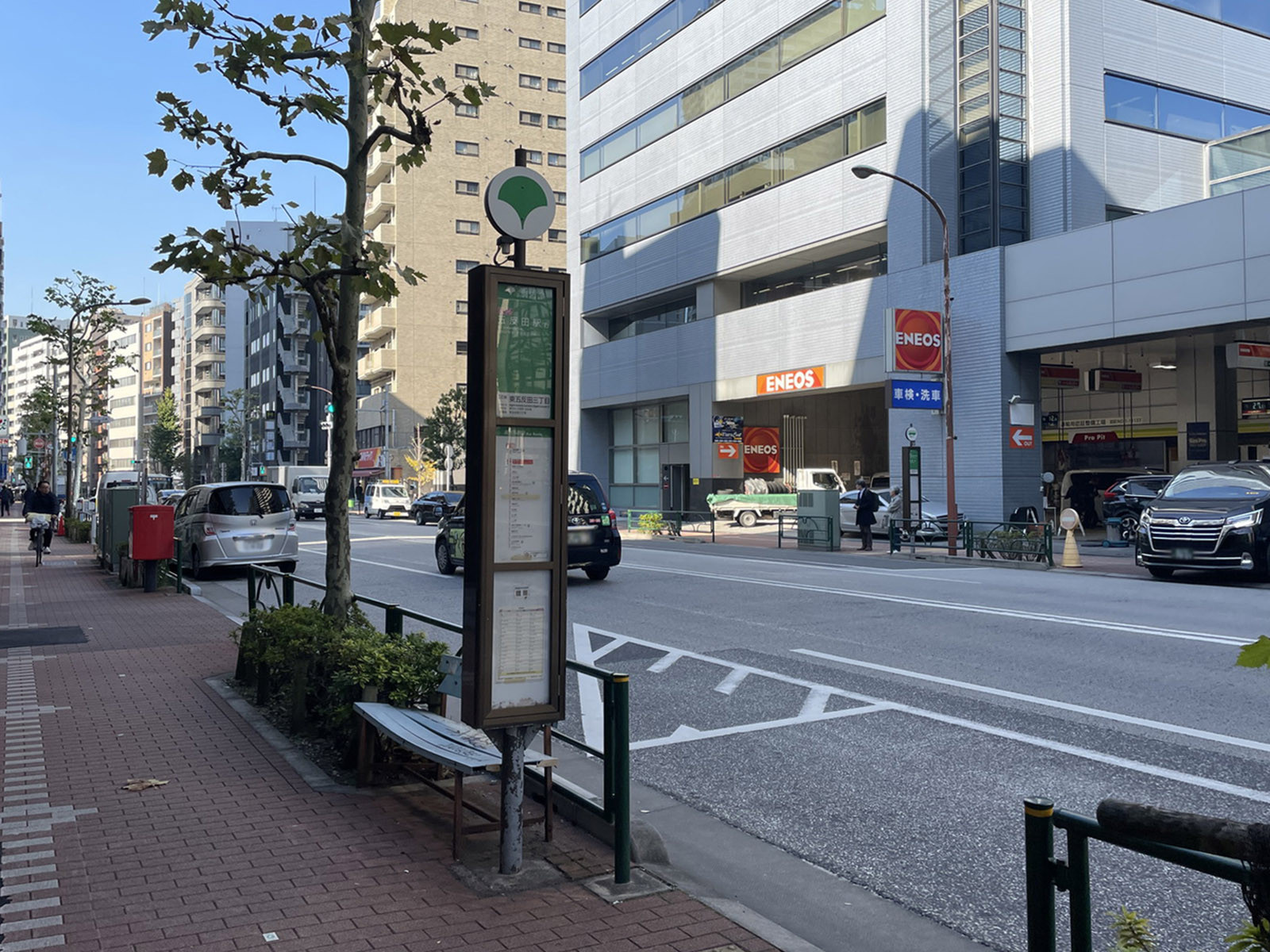 ビル前のバス停「東五反田三丁目」