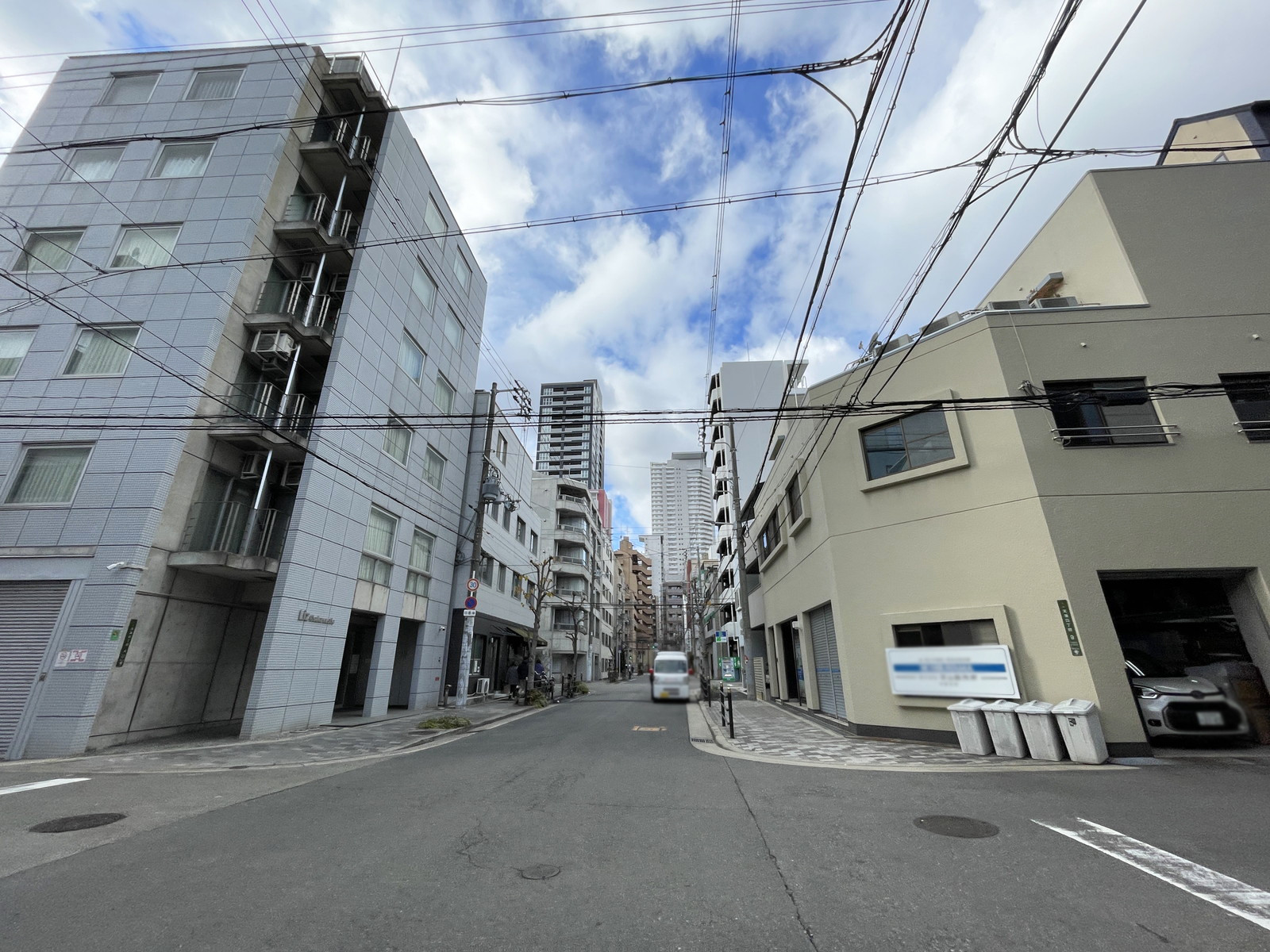 第1DHビル前面の通り