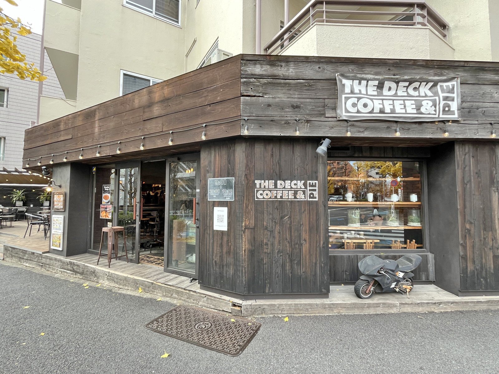 徒歩3分のTHE DECK COFFEE & PIE
