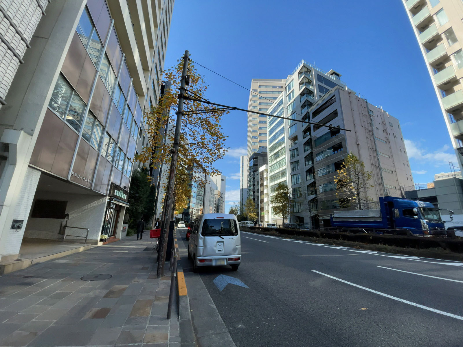 BIZIA麹町ビル前面の新宿通り