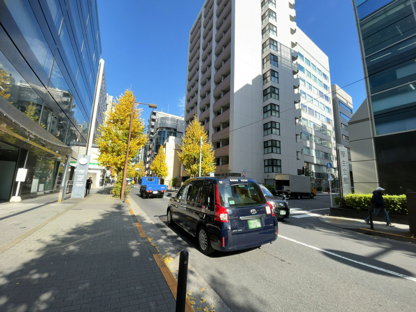 文藝春秋新館前面の通り