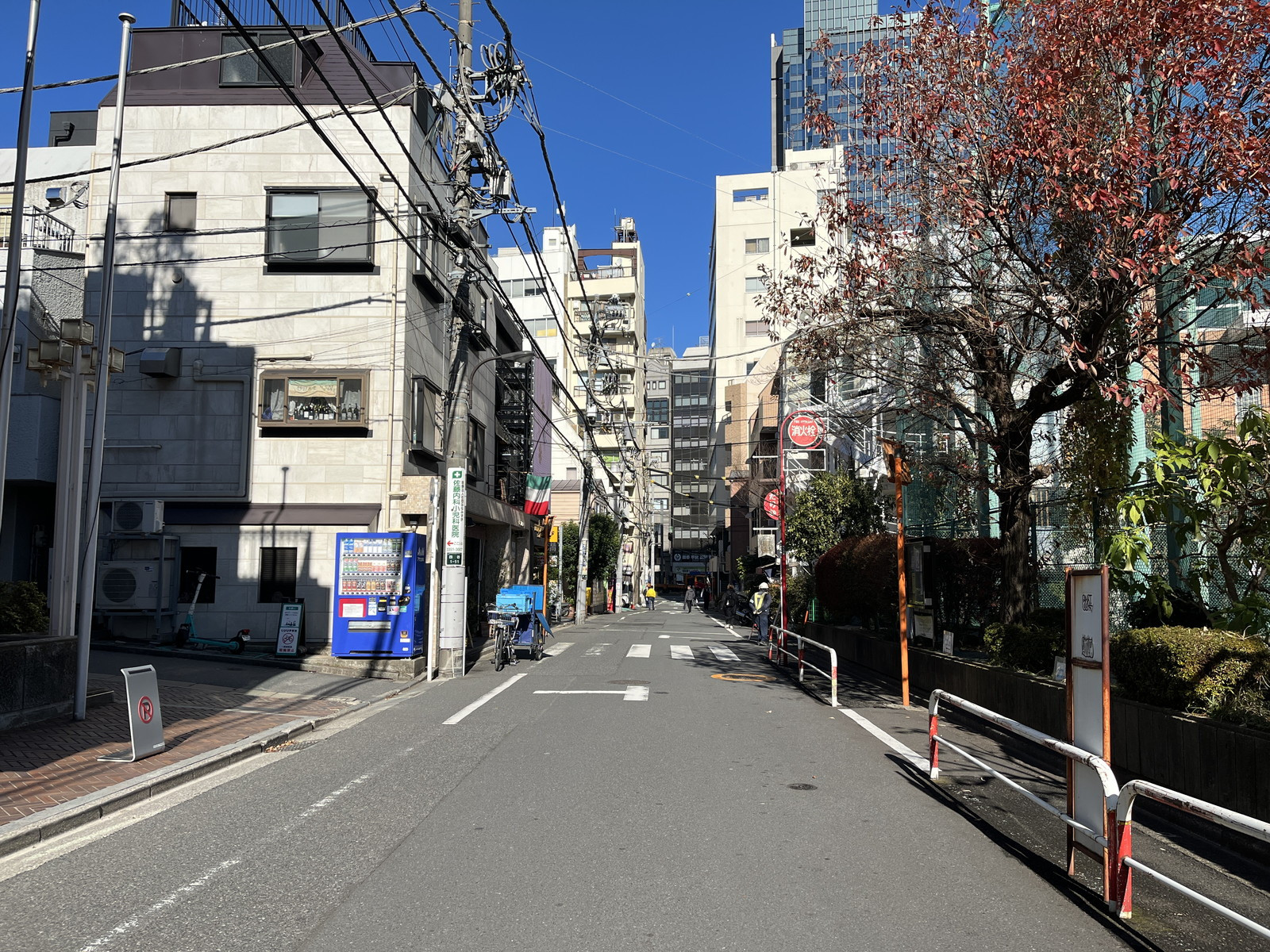 虎ノ門実業会館四谷ビル前面の通り